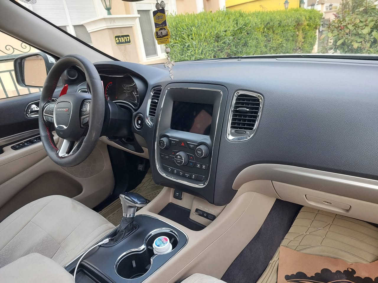 دوج دورنكو خليجي وكالة ٢٠١٨ ماشية ٩٥ الف كيلو السيارة بأسمي جاهزة من كلشي هزة ١٠٠% وسنوية جديدة السيارة كلش نظيفة وعلى ايدي 
كلين تايتل 
المواصفات
سقف سلايد
تشغيل عن بعد 
٣ كير (ستيرن وعادي و اوتوماتيك)
كشن كهرباء
فول تحكم ستيرن والمواصفات المعروفة بل sxt
السعر ٢٦٣ ورقة ومجال بسيط
مكان السيارة اربيل
***********
