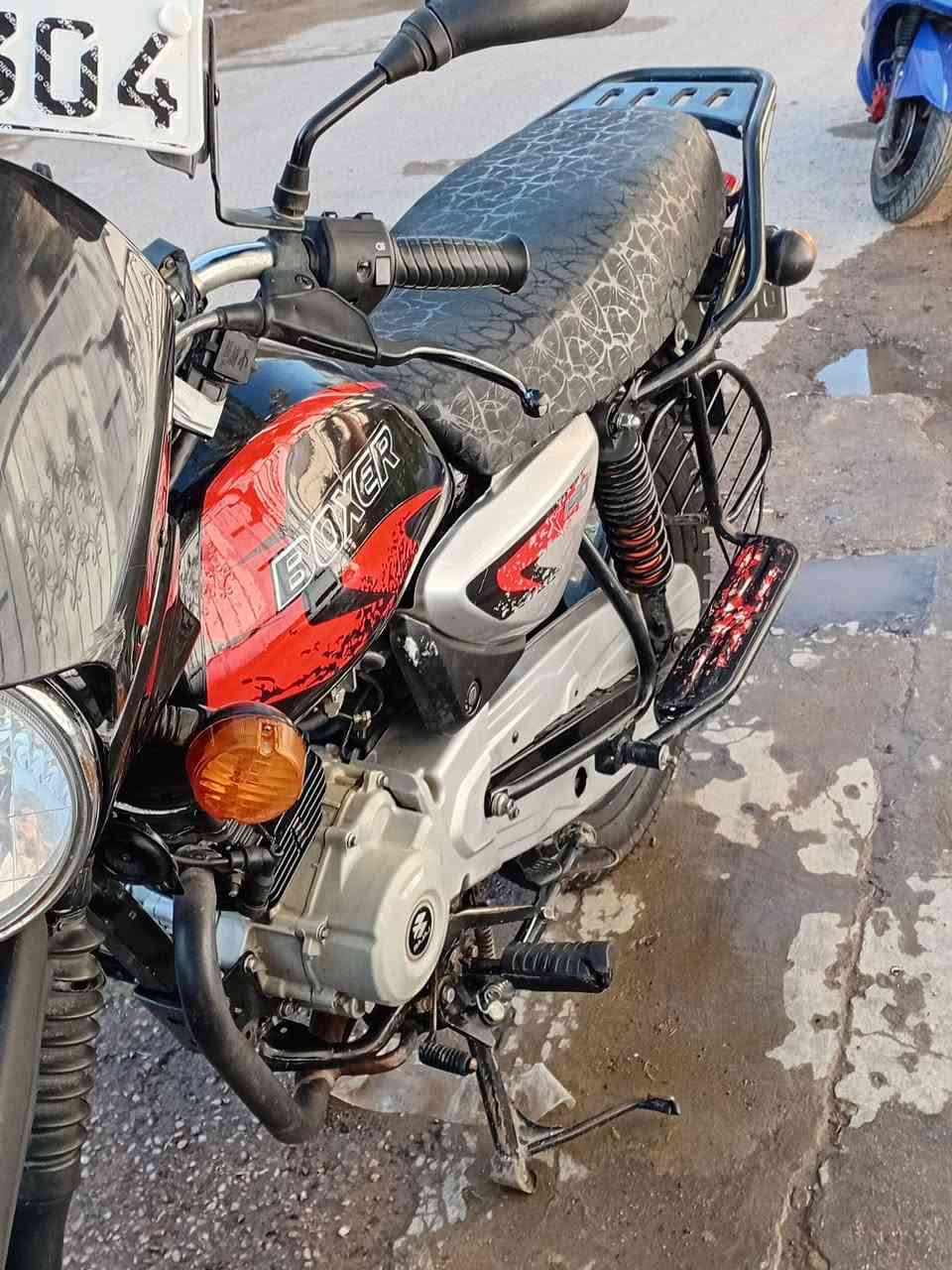 يالله السلام عليكم 
بوكسر 23 شهر ال11 محسوب 24
الدراجه رقم وسنويه انكليزي باسمي 
دراجه كلها شغاله ماعده الطوافه مال بانزين تشكل 
تايرات جدد 
كابريتر صاله سبوع اصلي شركه 
دهن كله اكسادو كل ١٥ يوم يتبدل هوه وفلتره دراجه نضيفه واضحه كدامك 
المكان الدوره حي الصحه 
رقمي :***********
السعر 2.250 وبيها مجال شي،بسيط
