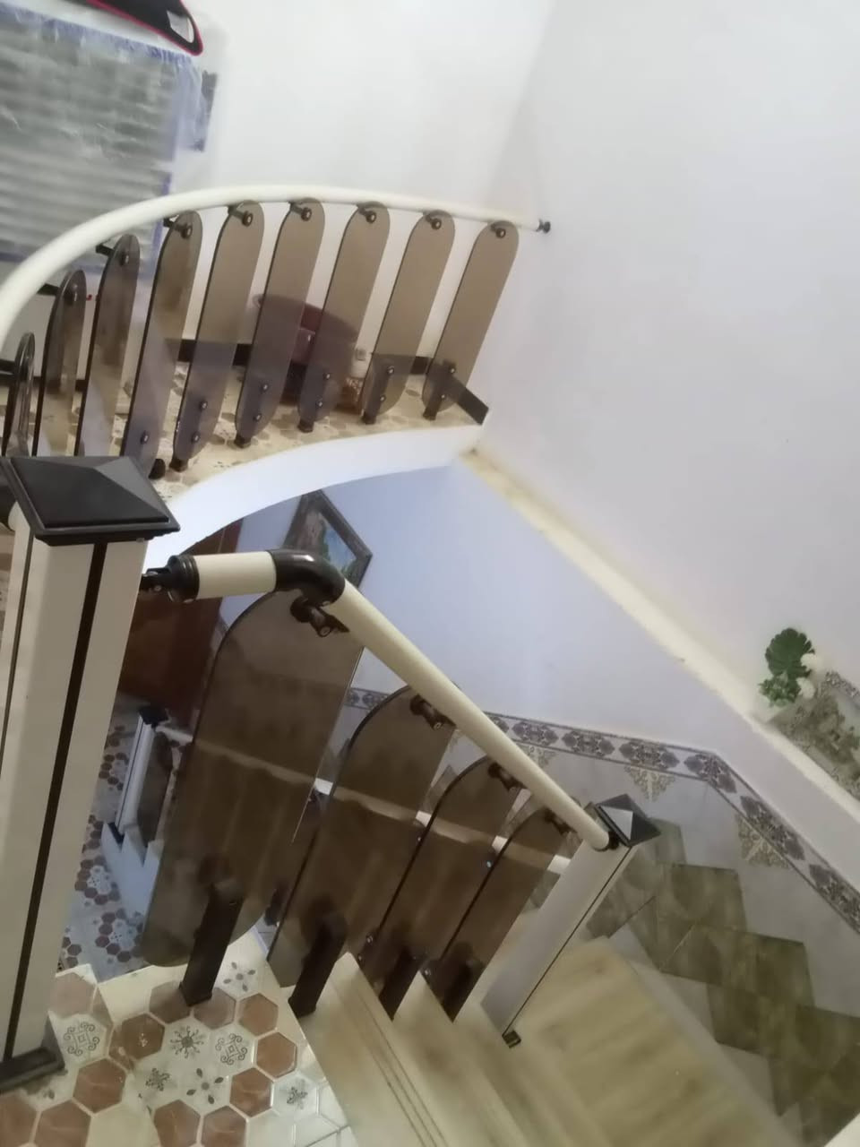 دار الرهن أو للبيع حي النداء 84 شارع ستين قرب الاميرات على مساحه 100طابقين مطلوب للمصرف العقاري يتحول ب اسم المشتري يحتوي على ثلاث غرف نوم استقبال وصاله حمام عدد3 حديقه أمام الدار 100م. ***********
