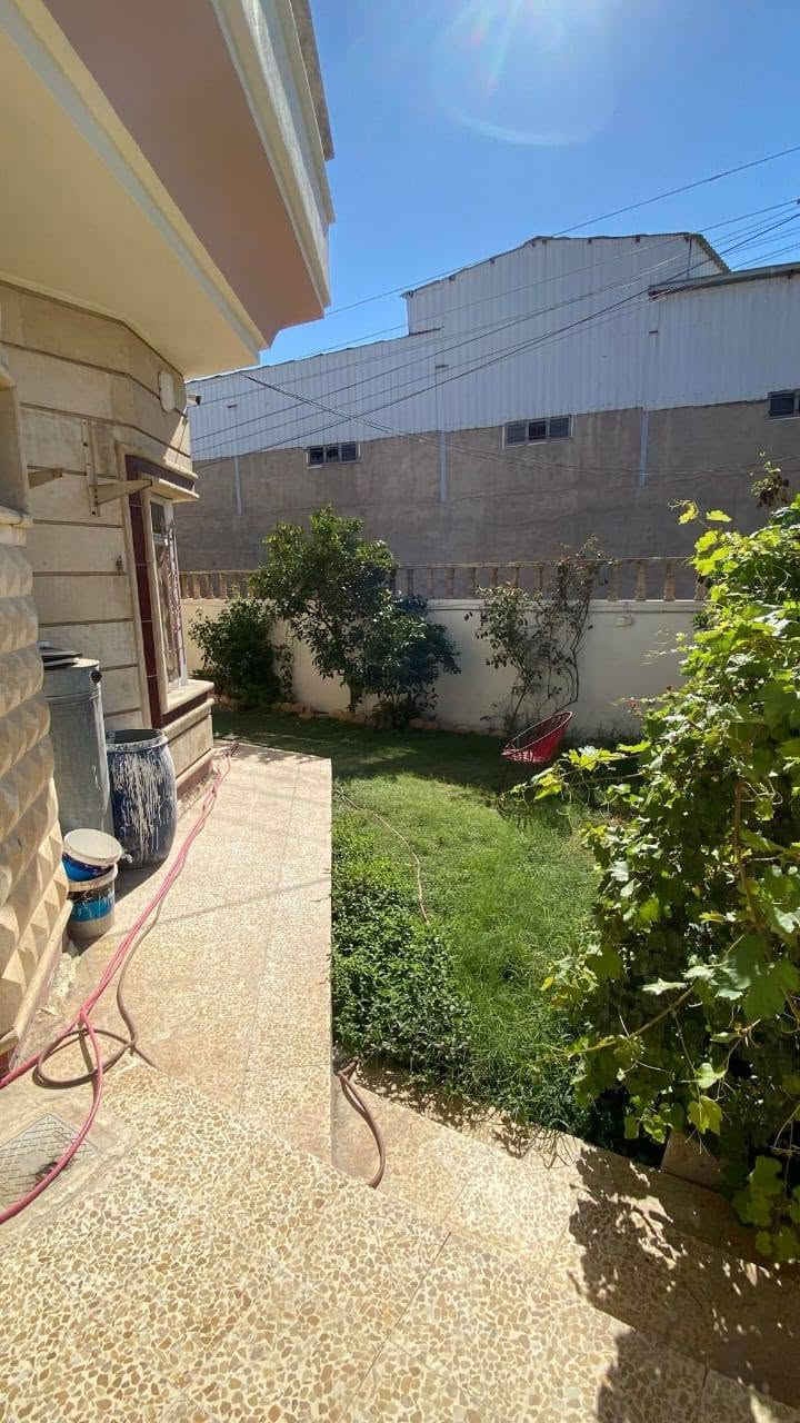في بعويزه يبعد عن الشارع العام 30متر فرع صبه  دار للبيع مساحه 300متر ركن طابق واحد كارت بلديه يتكون من غرفتين نوم وهول واستقبال ومطبخ وصحيات مع مناور وحديقه السعر المطلوب 125وبي مجال ابيت نظيف ومرتب للتفاصيل اكثر  التواصل على الخاص او على رقم الهاتف ***********  ارفع المنشور بكلمه طيبه
