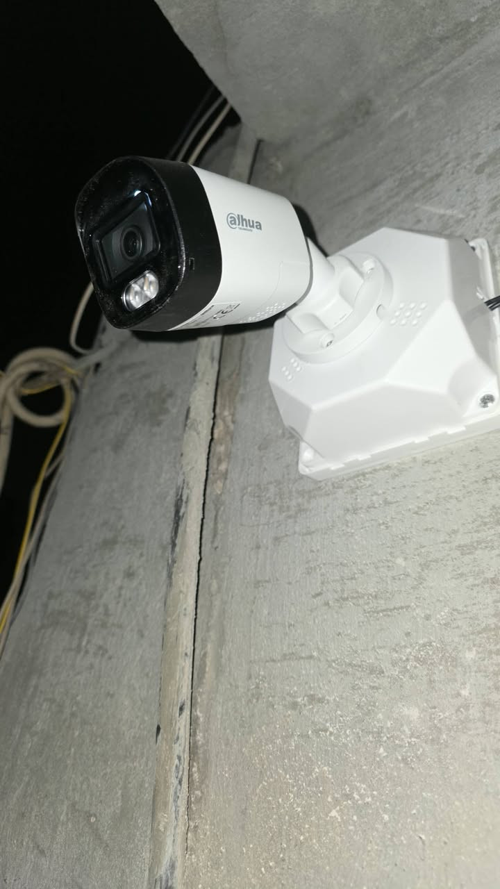 تم ✔️ تنصيب كــامـرتين two-way 
( يعني 😉 تتكلم 📞عن طريق الكاميرا وتسمع 🦻المقابل )
m.m2
من شركة dahua 
في منطقة ابو كفة 
#ابو_يمان 
📲***********
