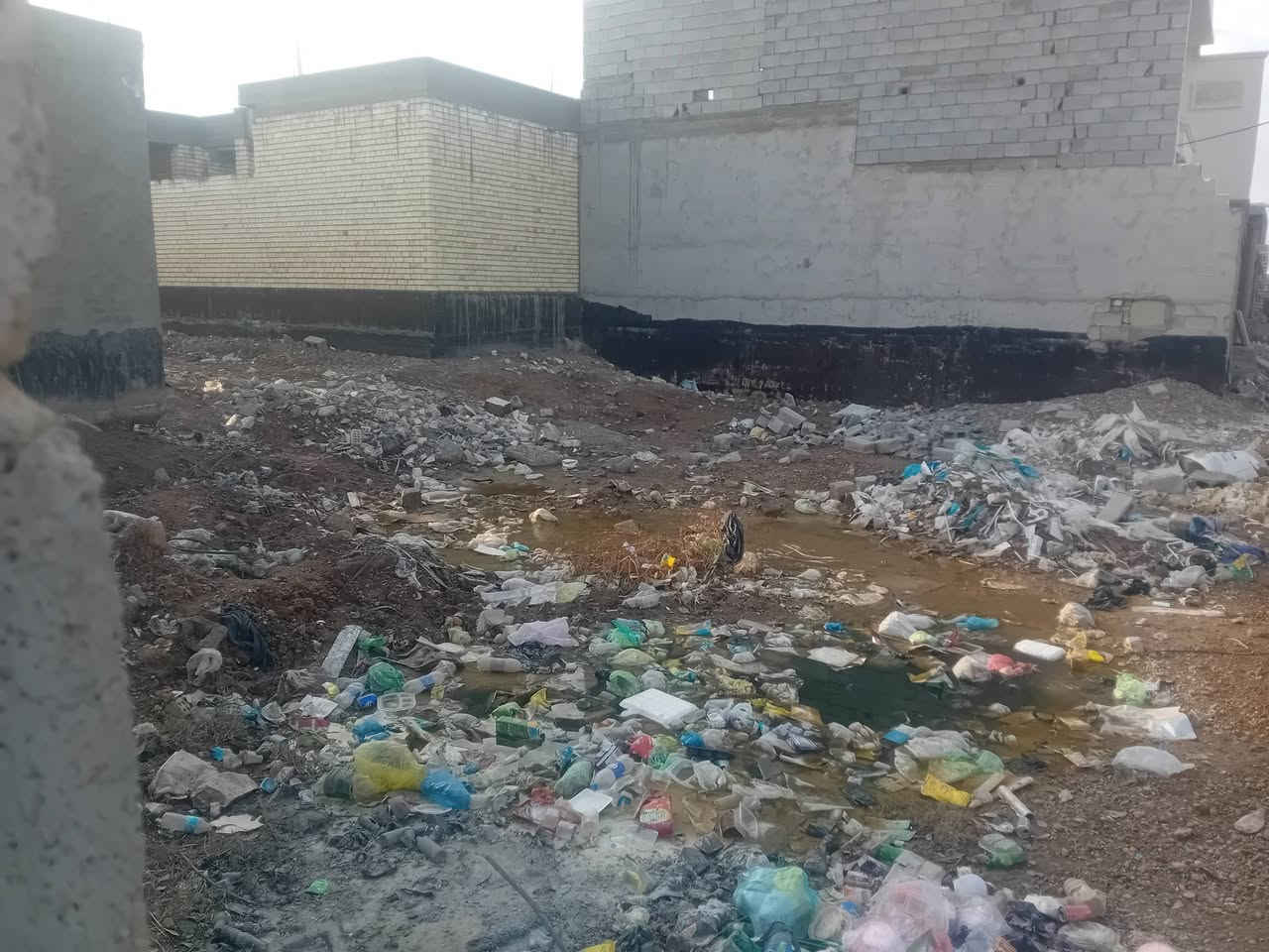 سلام عليكم قطعه ارض 200متر عل محيط قرب شارع البراري جسوم سعر 26 وبيه مجال الرقم الاستفسار ***********
