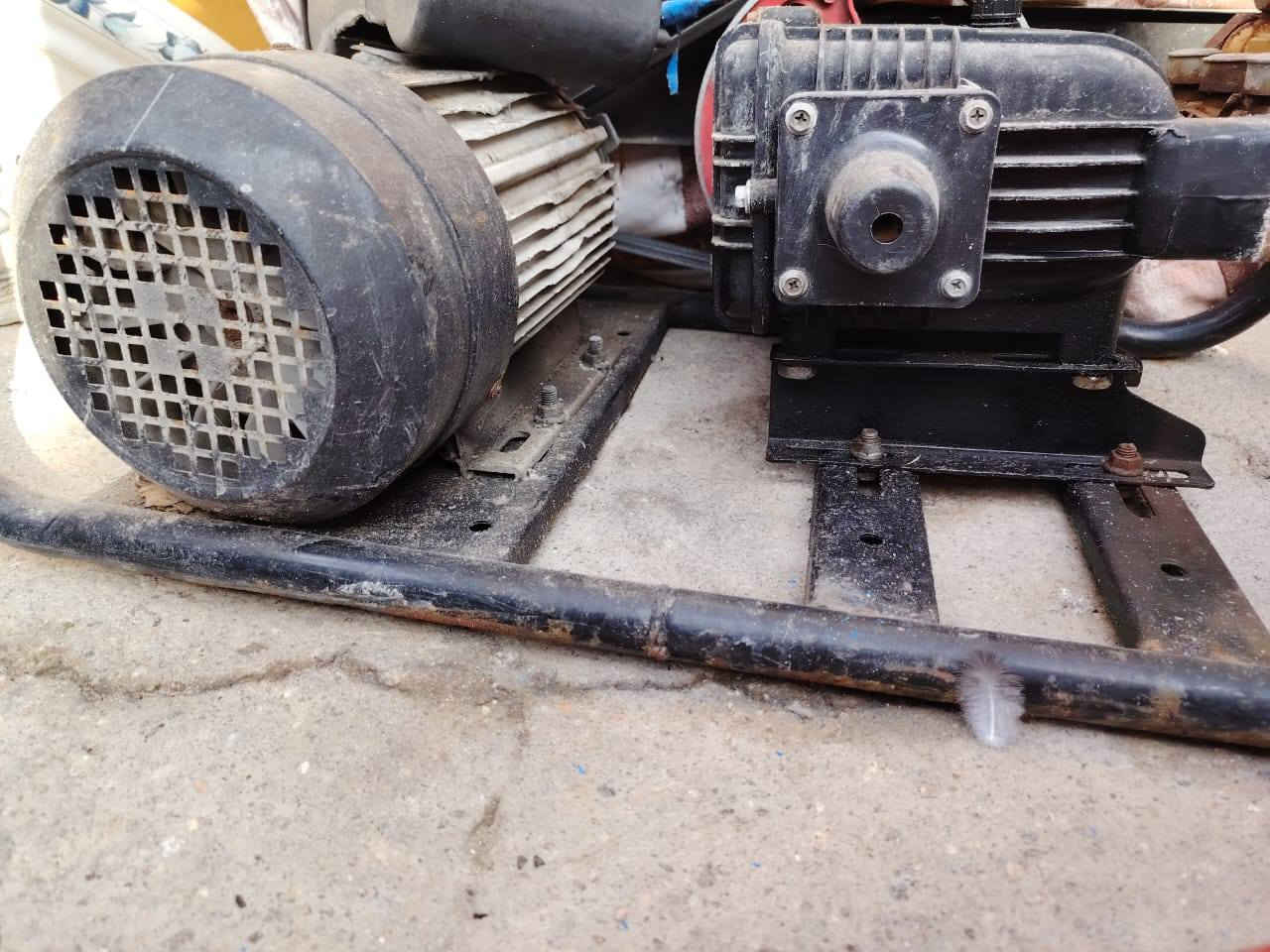 مضخه غسل سيارات  نضيف    ضغطه قوي   ويا صونده 18متر مسلح طبقتين   السعر ٢٠٠ الف  البصره نواب الضباط  ***********
