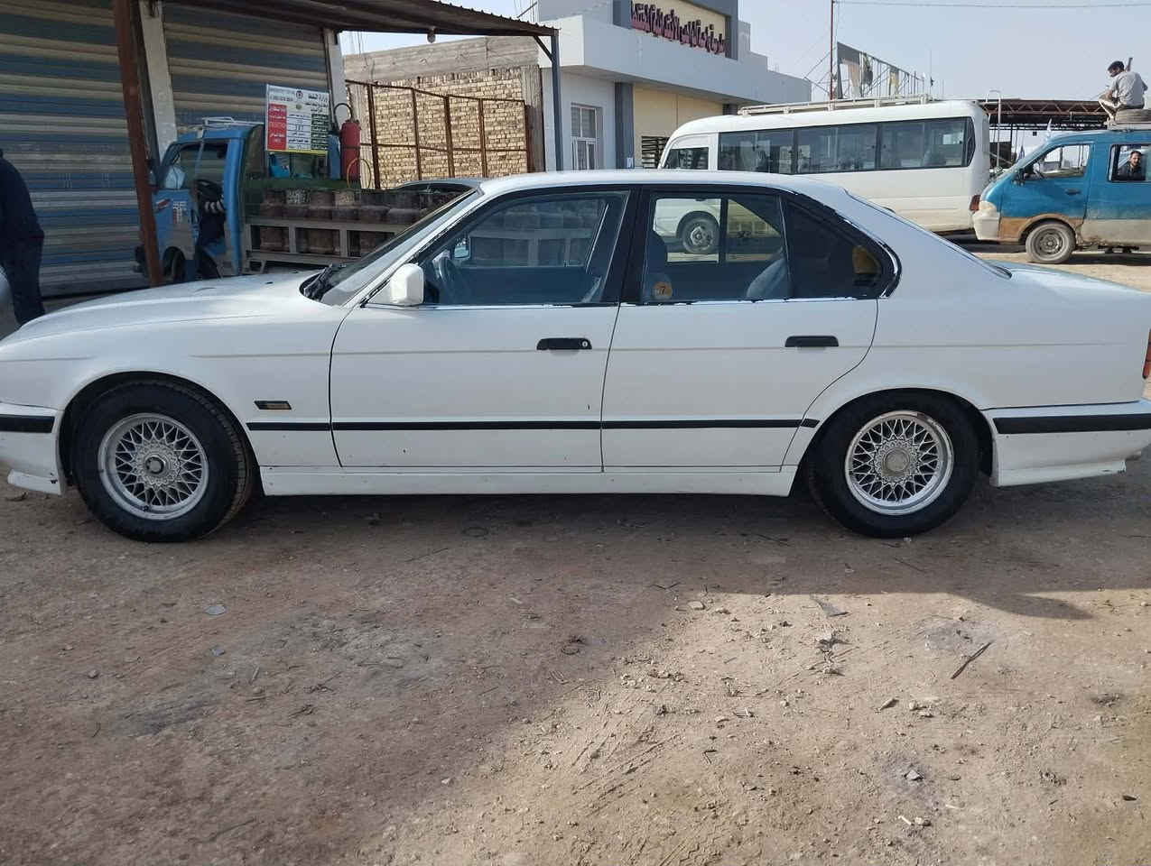 مكلف بالنشر 
بي ام 525 ..موديل 92 ..بيه دحجه باب الصدر بسيطه.وتبريد عاطل ..كير ومكينه مكفولات.غرفة جديده.زوج تايرات جدد.باتري جديد ..صبغ عام جماليه..رقم اجنبي سنويه جديده 
السعر وبقية التفاصيل اتصل ع الرقم 
***********.
