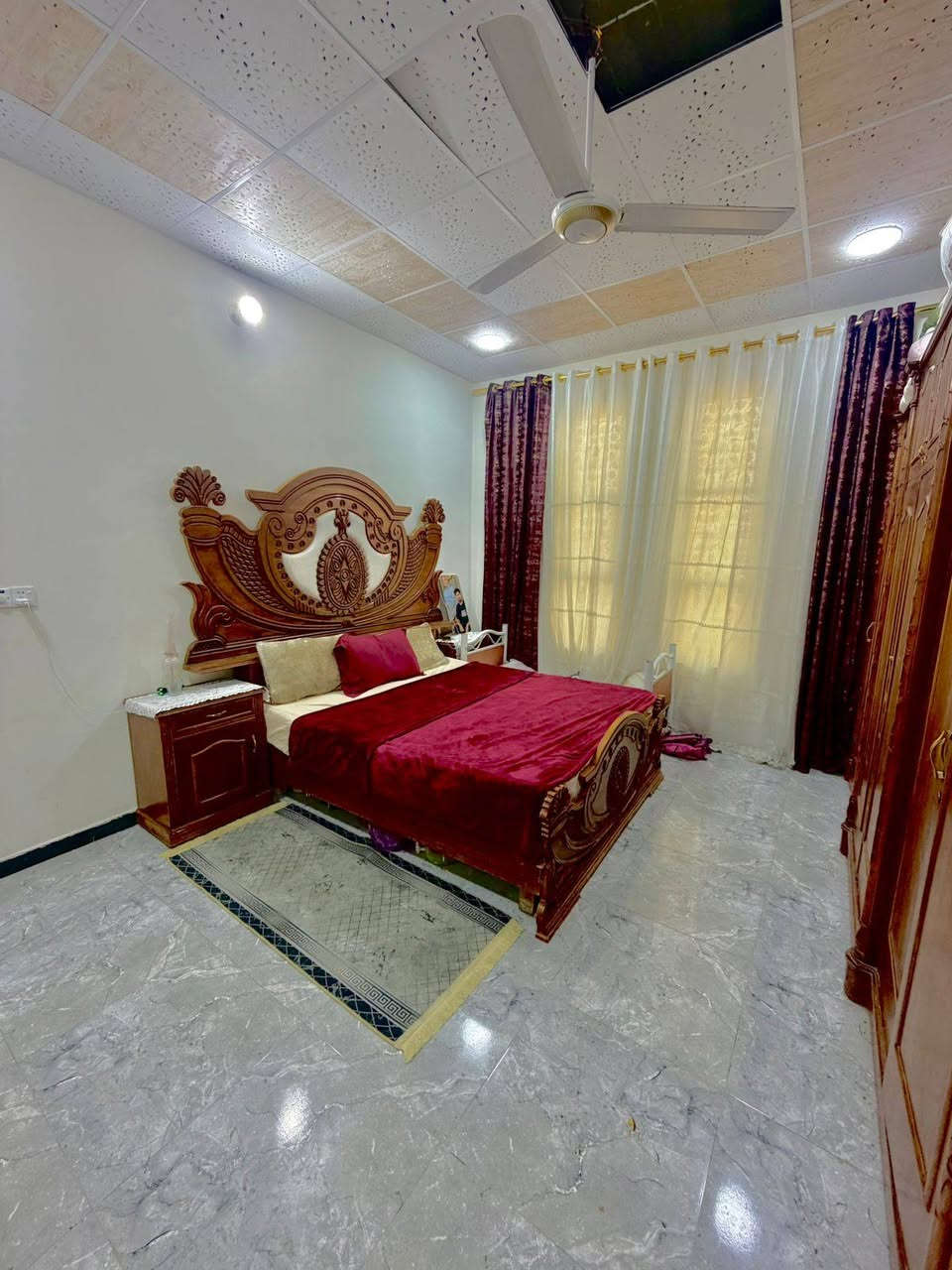 بيت للبيع القبله حي الرشيد ركن على شارع 12 وشارع 9 مقابل خدمات  يتكون من 3 ثلاث طوابق البناء طابوق بالكامل  مساحته١٤٠متر الواجه 10 متر والنزال 14 يتكون من 6 غرف سنه البناء 2023 السعر 275 وبيه مجال
 الطابق الاول غرفه1 صاله ومطبخ وصحيات خارجيه وداخليه واستقبال كبير 
الطابق 2 يتكون من 3 غرف وصاله وصحيات 
الطابق 3 يتكون من 2 غرف وصاله وصحيات

مقابيله قطعه خدميه مساحتهه١٠٠متر
للاستفسار الاتصال على ***********
