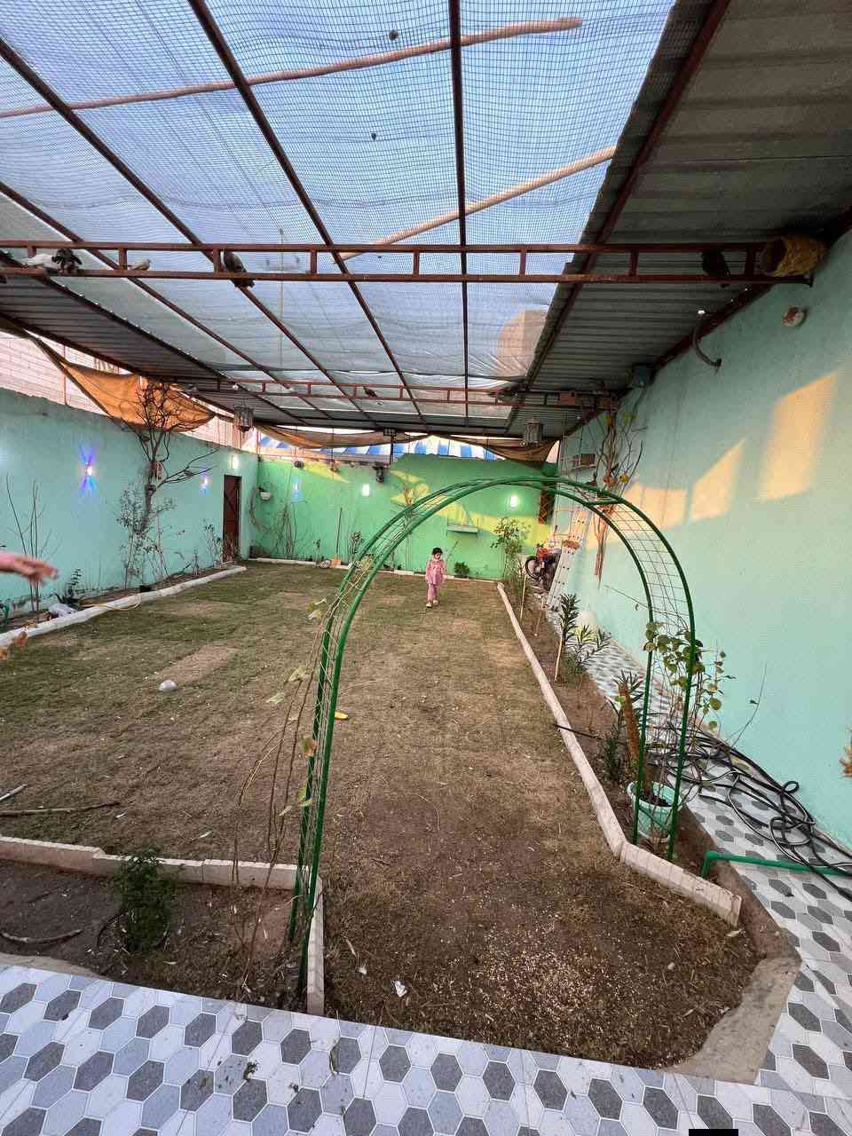 #يتوفر_بيت_مساحه250م_مع_حديقه_مساحه
بناء البيت 150م طبعن البيت بناء حديث ويحتوي 
على 3غرف نوم غرفتين جوه وغرفه فوك صاله كبيره واستقبال  ومطبخ وصحيات داخليه وخارجيه شغل البيت جبس بورك شغل متعوب علي والبيت كلش مرتب يقع على شارع تبليط 10م نوع العقار طابو صرف مالك عراقي نموذج 25 السعر المطلوب 130بي مجال العنوان ابي الخصيب العوجه شارع حسينه الانوار
***********
