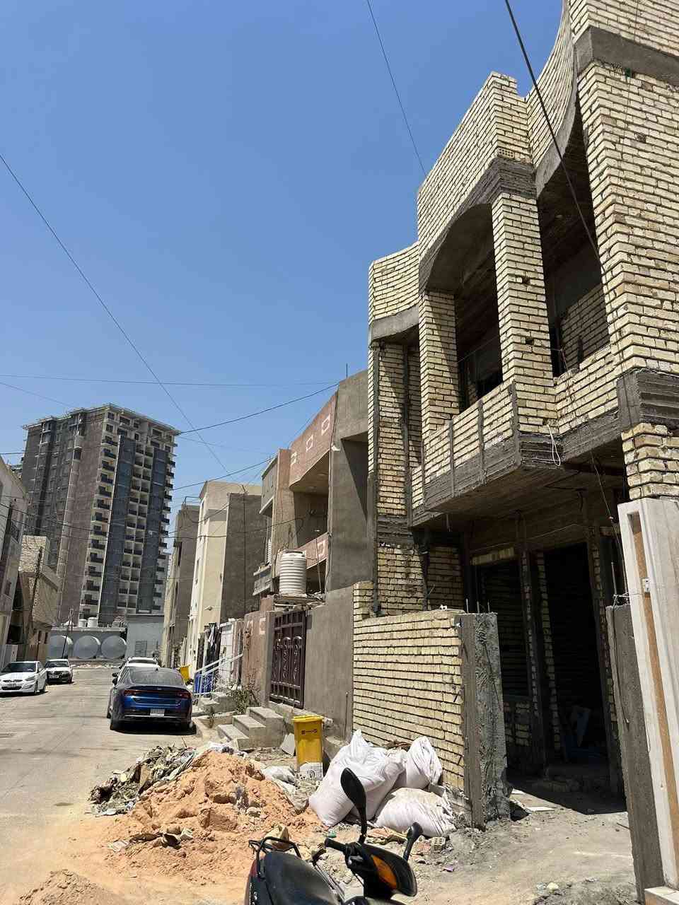 🏡 دار 125 للبيع - تسليم مفتاح بناء ٢٠٢٦ درجة اولى 🏡

طابو ملك صرف 

المساحة 125 متر واجهة 6.25 والنزال 20 
4 غرف نوم كبيرة ضمنها غرفة سويت

خريطة الدار جدا مرتبة وخدمية

الموقع: بغداد الكرخ - حي الجهاد قرب مجمع النسيم

منطقة حديثة وهادئة 

📌 المواصفات :
♦️باب مدخل الاستقبال : قاصة تركي ثقيل 
♦️باب المدخل الثاني : المنيوم ثقيل G60 دبل جام CNC
♦️الشبابيك : المنيوم تركي الوجه سلايد 
♦️الارضية :مرمر تركي وبايات الدرج مرمر تركي 
♦️الابواب الداخلية : تركي MDF
♦️الصحيات : مغسلة وغربي تعليك 
♦️منظومات كاميرات
♦️تأسيس الكهرباء: الفنار السعودي 
♦️تاسيس الصحيات: الامل الشريف 
♦️الواجهة: الواح بورسلاين 

 🏡الطابق الارضي:
مدخلين منفصلين 
مطبخ
استقبال
صالة
صحيات 
غرفة نوم كبيرة

🏡الطابق الاول :
غرف نوم كبيرة عدد 3
حولي كبيرة 

🏡الطابق الثاني:
بيتونة كبيرة 
سطح عدد 2

📞 للاستفسار:
الاتصل على الرقم: ***********

#دار_بيت_للبيع_100متر_بيوت_عقار_عقارات_بغداد_العراق_منزل_طابو
