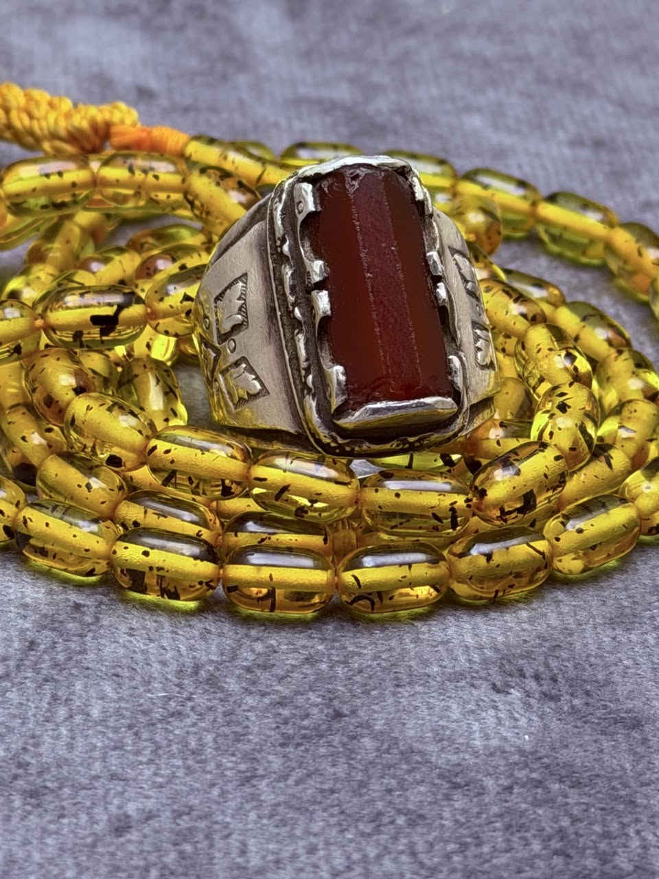 كصبه من عقيق يماني قديم لون نوادر شرط اصاله وصياغه مبدع سالم. شغل يدوي لحجز او استفسار واساب (***********)
