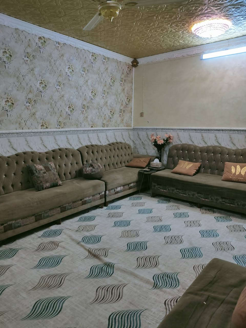 بيت للبيع مساحه 200 م الواجه 10 ونزال 20 طابق واحد يحتوي ن غرفتين وصاله وستقبال مطبخ حمام داخلي وخارجي وكراج سياره العنوان الصالحيه قرب مركز الشرطه السعر 220 لتواصل ***********
