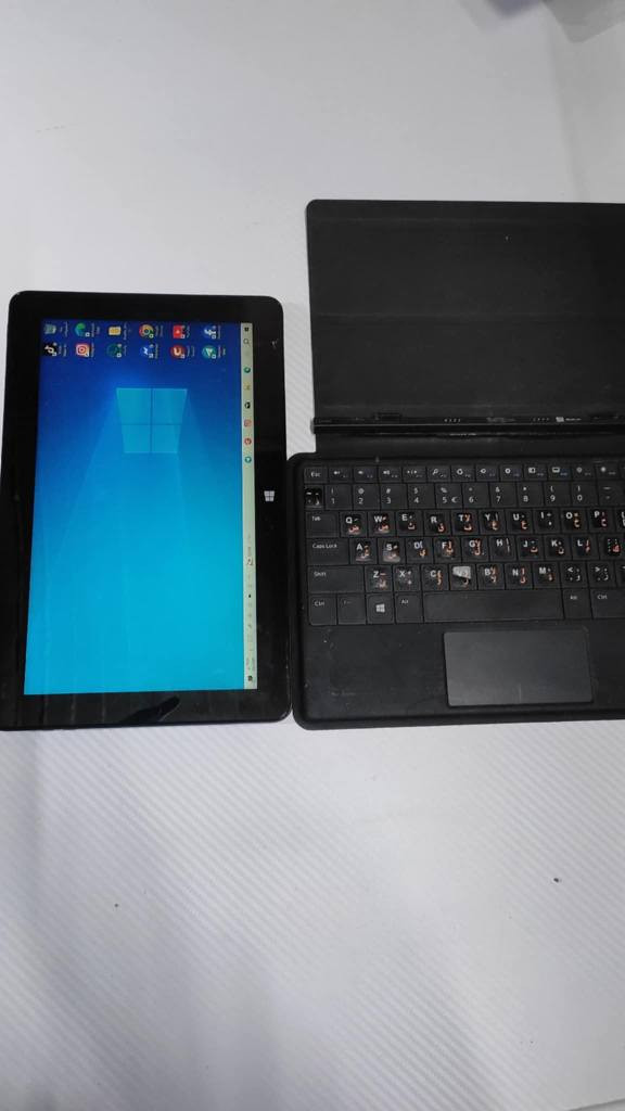 السلام عليكم 
تابلت لمس منفصل يصير لابتوب أو ايباد 
حجم الشاشه 11
معالج اتوم
ذاكره 64
نظام ويندوز 10 
يشغل برامج تواصل الاجتماعي والعاب الخفيفه يحتوي على كامرة أمامية وخلفية 
الملحقات شاحنة فقط 
سعر 85مكاني نجف حي النصر للتواصل متواجد خاص أو واتساب *********** النجف, العراق
