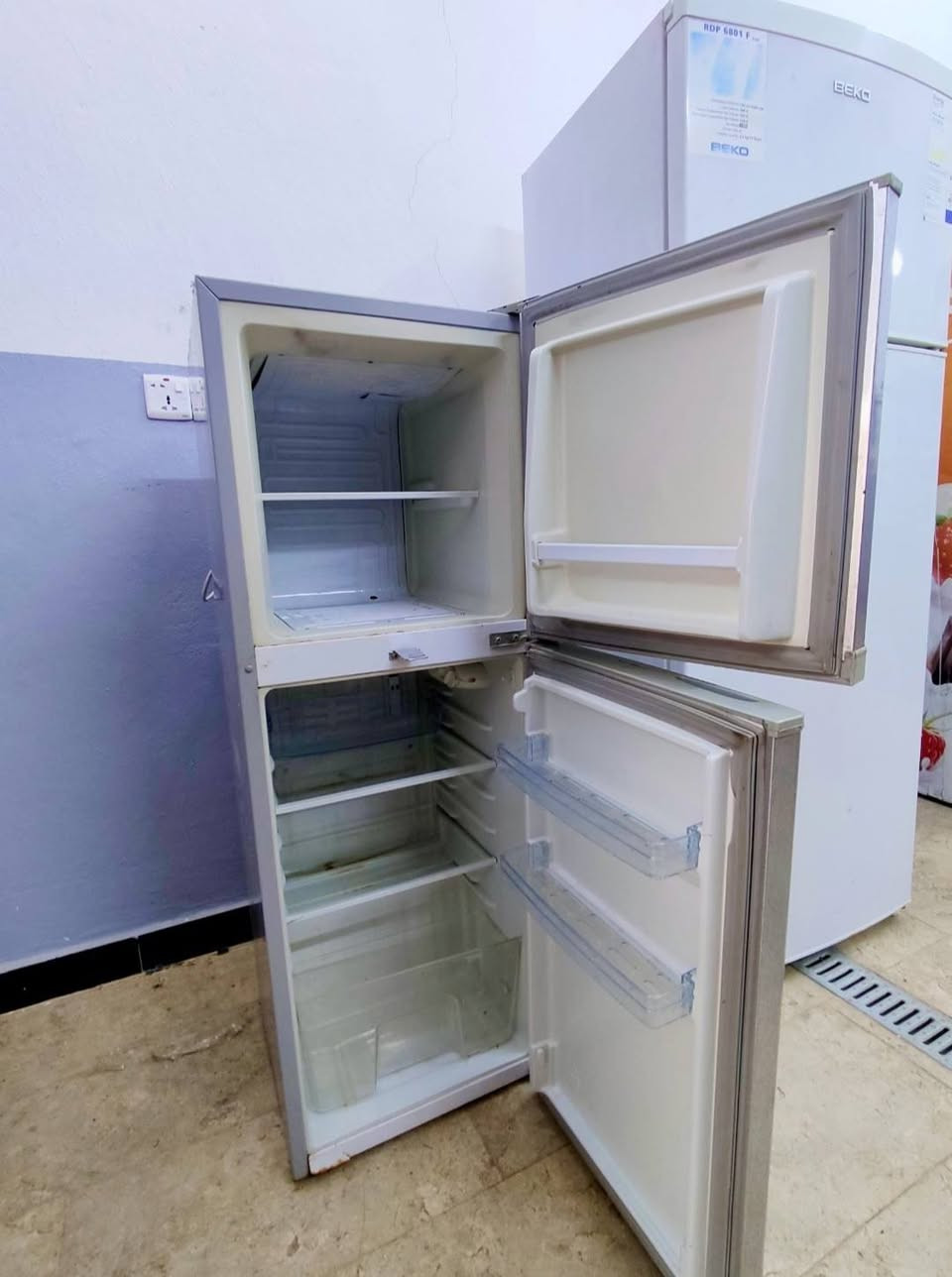 ثلاجات للبيع ٥قدم و١٠قدم وحجم ٢٠ عارضه عموديه تجميد حجم 30 نظافتهن فول عنوان بغداد الاستفسار ع ***********او صفحه
