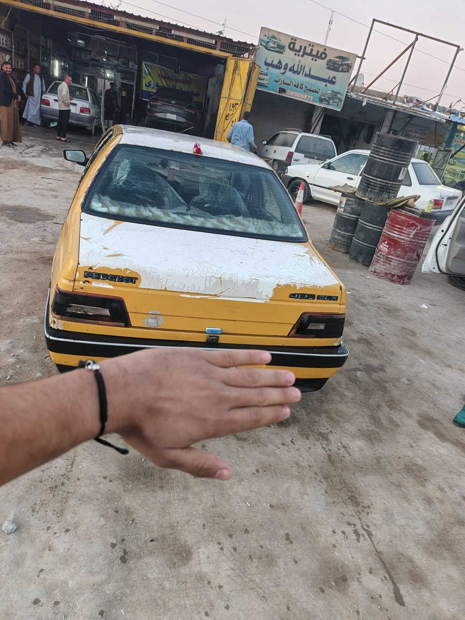 السلام عليكم بيجو 405 مديل 2010 بيه مكينه وكير كورله بيكاشو ياباني بس بيه بخار وحداديه شوي تعبانه ترايك وين مايعجبك حلو ونضيفه دوشمه جديده تخم تاير قبل شهر بدلتهن سبير نضيف عالي ناصي بيه لات لذ ومنصايه بس راعيه متيه رقمه ابيعك بدون راعي واكفلك سرقه وعشاير السعر 17 وهاذه رقمي اقره المنشور زين وتصل *********** مكاني النجف شارع المطار القديم
