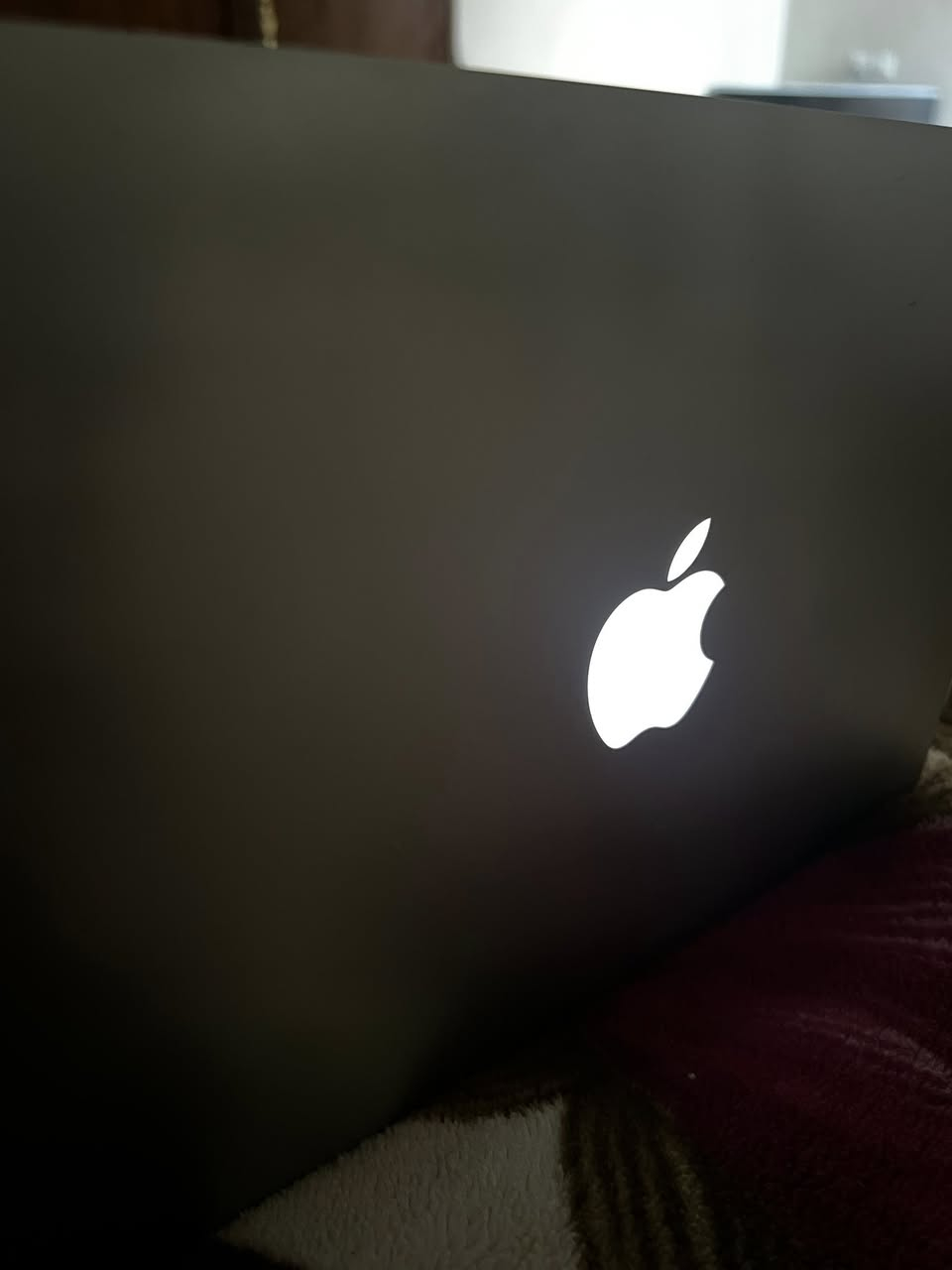 السلام عليكم ماك بوك اير للبيع
سنه الصنع 2015
الرام 4 
الزاكرة 128GB SSD السريعة يعني 
قبل فترة اخذته ادرس سادس عليه 
الجهاز قوي و جديد 
المعالج انتل الجيل الخامس i5
محدثه اخر تحديث  
شاحنه الاصليه ويا و ماوس 
السعر ( 200 )الف و بي مجال 
مكاني بغداد حي الخضراء 
رقمي ***********
