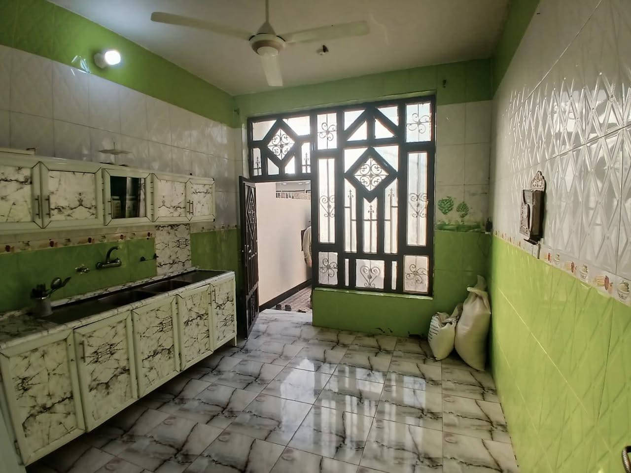 السلام عليكم دار سكن للبيع في الكوت منطقة حي الحكيم نزلة الوائلية بالقرب من الشارع العام مساحتة 150م البناء طابوق درجة اولى والسقف صب مسلح والارضية والجدران سيراميك ويتكون البيت من غرفة وصالة ومطبخ واستقبال وصحيات داخلية وخارجية ومتوفرة كافة الخدمات ماء وكهرباء ومجاري رئيسية ومرقم من قبل البلدية السعر 52 وبي مجال الاستفسار الاتصال على هذا الرقم ***********
