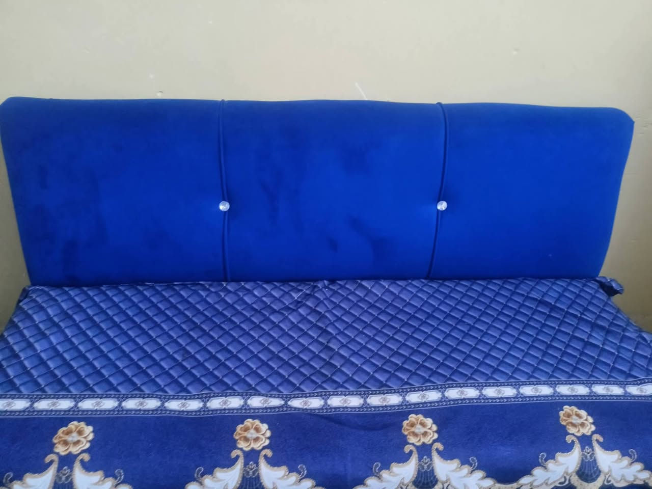 ديوان للبيع السعر 160 وبي مجال رقم الهاتف ‏‪***********‬‏
