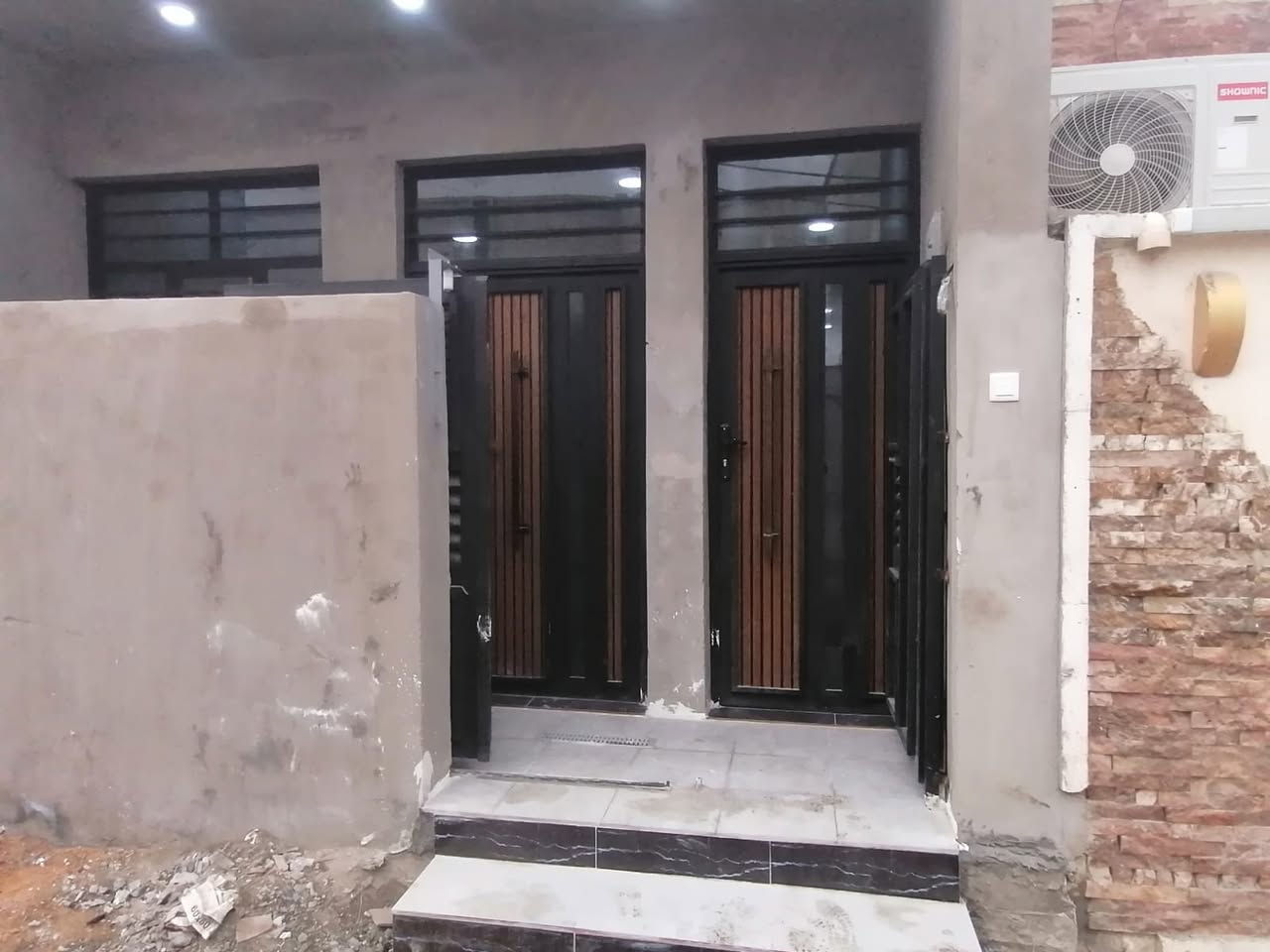 السلام علیکم للبيع بيت مساحة 100متر شارع جامع ملك القدوس شارع الرباط البيت فووول حلوو غرفة نوم واحدة صالة مطبخ خدمات ساحت درج فووول كامل مفتاح في منطقة الدوانم نهايت الشرطة الخامسة مقابل سويب سعر 83 مليون وبي مجال الشراي الستفسار *********** عبد العزيز تواصل واتساب أو مراسلة الصفحة
