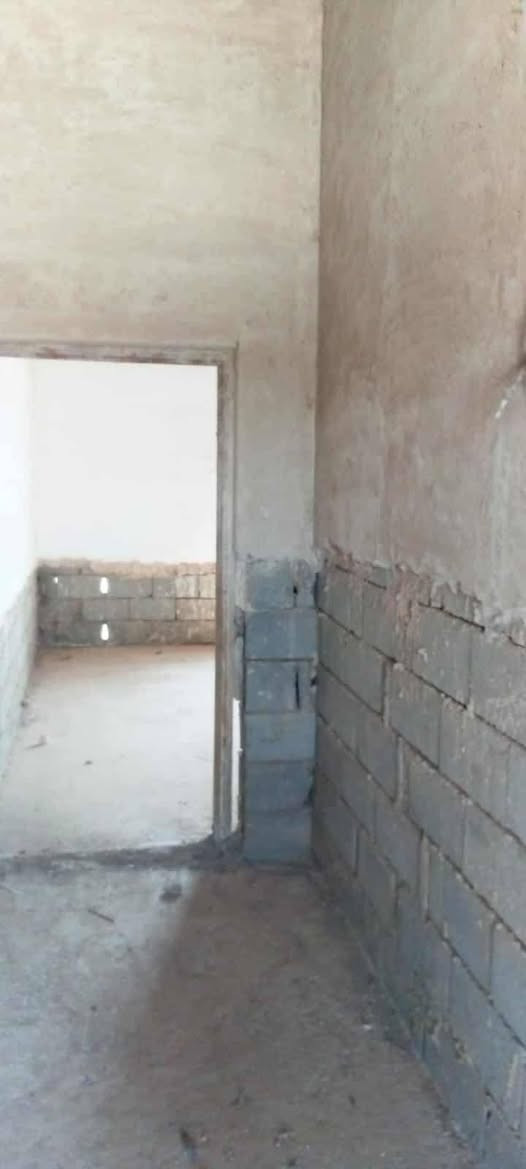 دار للبيع في هيت حي البكر القربي غرفتين وصاله وحمام وتواليت خارجي كاملات صطار ابياض صب سراميك ومجاري وماء كهرباء واصل خزان كامل تانكي ماء موجود المساحه 400 سعر 20 *********** واتساب
