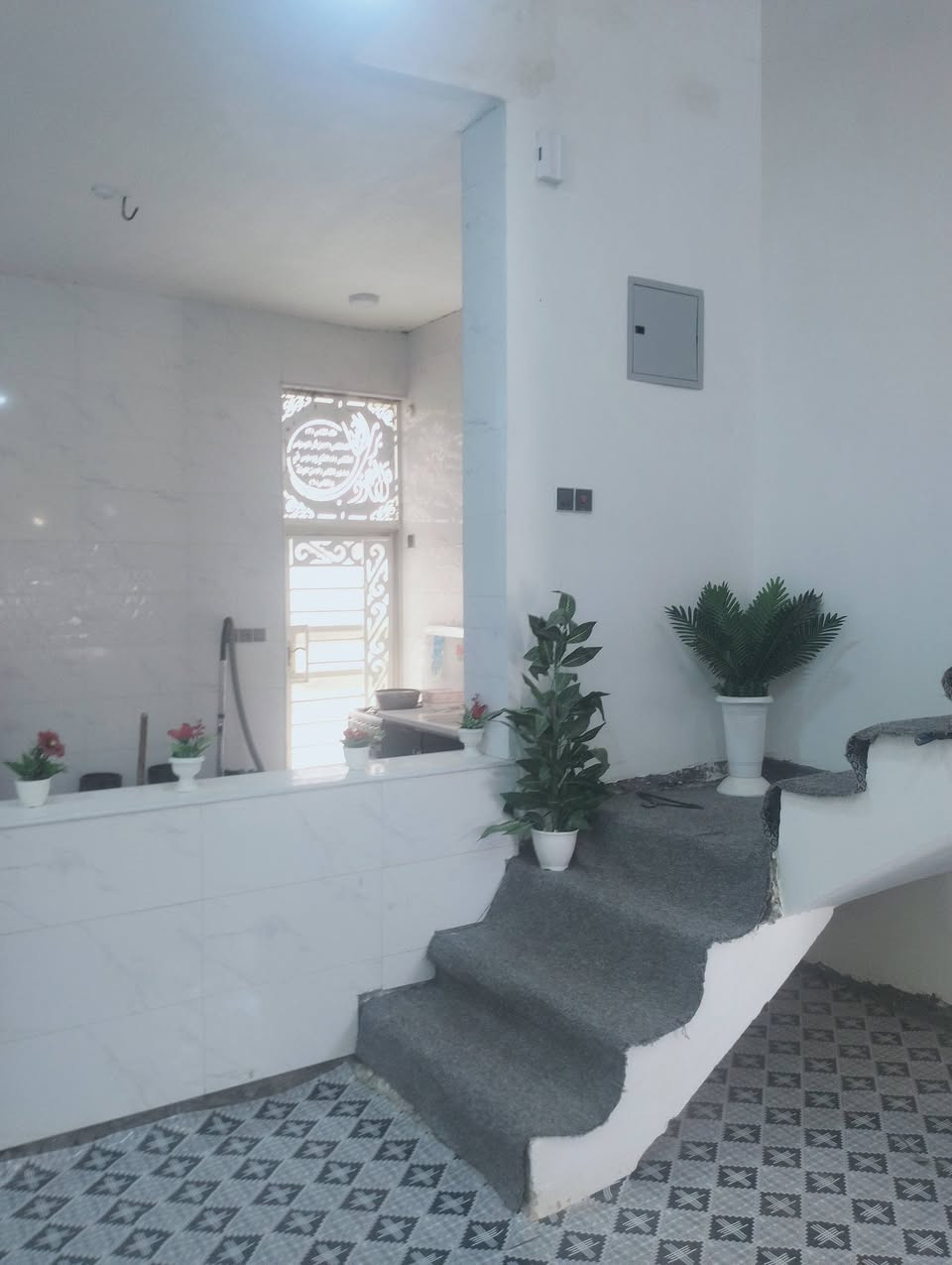 بيت للبيع زراعي سند 25 مشمول بلتطويب معامله كامله مساحه 100 5×20  غرفه نوم + صاله + مطبخ + براني  البيت شغل درجه اولى فقط نقص الارضيه عنوانه التقيه الثالثه داخل مجمع الروان  كامله خدمات كهرباء + موالده + انترنيب ضوىي + تبليط ***********
