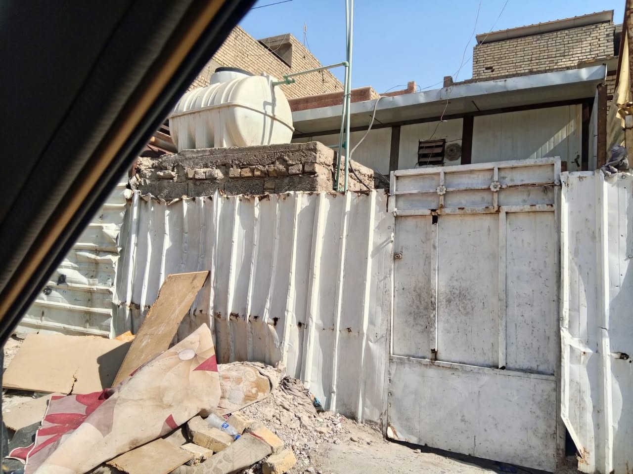 الدار للبيع سند 25  البيت مثل متشوفه بالفديو 50متر واقع حال مطبخ سندويج الغرفه واكع منهه البورك البيت ينرادله ترتيبات السبب محد فارغ لان مشغولين البيت متكون من هول وغرفه ومطبخ وصحيات الشعب الزراعية شارع ابو عزرائيل اي استفسار اتصل عله هذا الرقم***********
