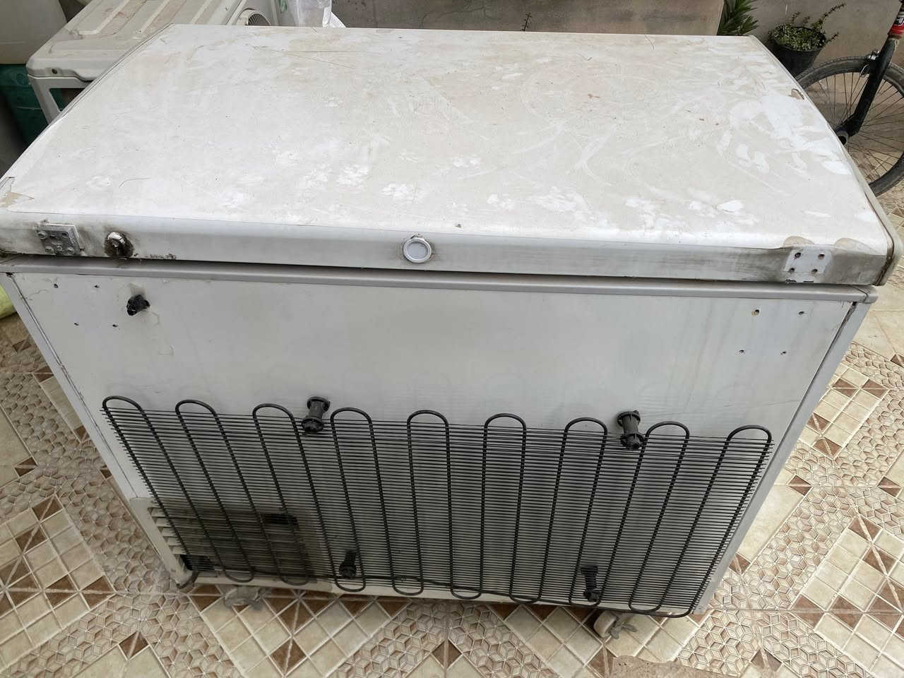 مجمدة للبيع شغالة بس يحتاجلهة نرمادة وحدة من ورة لين مكسورة بس شغالة طبيعي او الغسالة بيهة خلل بل كهربائيات يمكن بس الموطورات مالتهة كلها شغال قيم وخذ 7755465393
