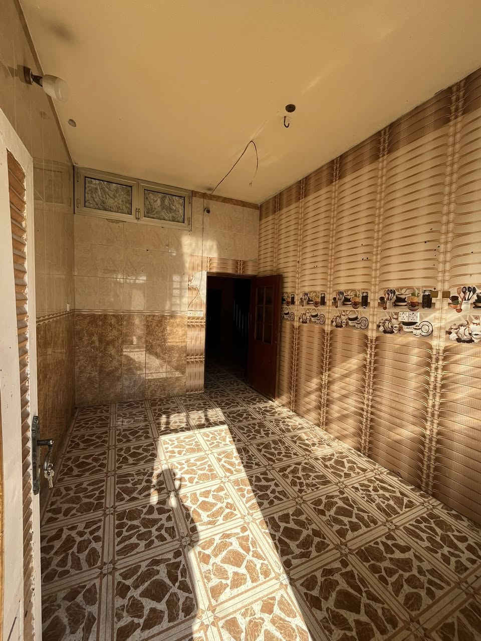 السلام عليكم.                                           منزل للايجار في الشهداء قرب مدرسة الاعظمية مساحة 125 متر مكون من ثلاث غرف نووم وصاله و مطبخ و حمام عدد 3 وكراج واسع لسيارة سعر الايجار 400 الف للتواصل : ***********
