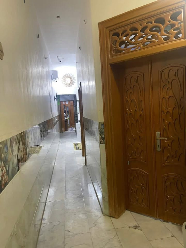 🏡 دار للبيع في حي الجمعية – النجف الأشرف

📐 المساحة: 100 متر (5×20)

🔹 مواصفات الدار:
✅ غرفة واحدة في الطابق الأرضي
✅ حمامان في الطابق الأرضي
✅ استقبال
✅ مطبخ حار ومطبخ بارد
✅ كراج
✅ غرفتان في الطابق الأول
✅ حمام واحد في الطابق الأول
✅ سطح مُشتايكر

🔹 مواصفات البناء:
✔ أرضية الطابق الأرضي من المرمر
✔ الكراج والطابق الأول كاشي
✔ جميع السقوف كونكريت مسلح
✔ الطابق الأرضي والطابق الأول والسطح والبيتونة جميعها كونكريت

🏢 المصطفى للعقار
بيع وشراء وإيجار العقارات في المجمعات السكنية وجميع أحياء النجف الأشرف.

📞 للاستفسار:
WhatsApp: ***********
WhatsApp: ***********

📍 عنوان المكتب:
مجمع الأميرات الأول – مقابل مجمع الكرار السكني.
