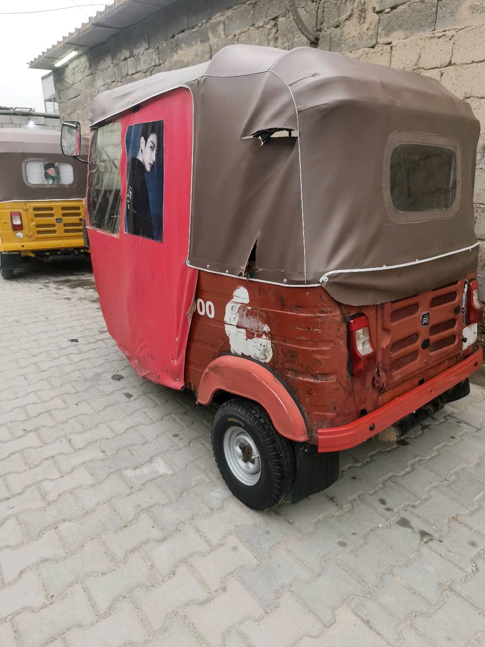 هذا تكتك مستعمل بحالة جيدة، مناسب للنقل داخل المدينة. لون التكتك أحمر مع كابينة مغطاة، يحتوي على ثلاث عجلات مما يجعله مثالي للاستخدام في المناطق الضيقة وعليه علامات استخدام طفيفة. جاهز للاستخدام وبسعر مغري.