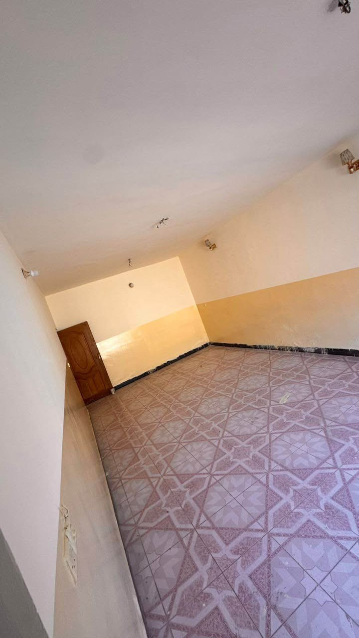 دار للبيع في حي الخضراء، موقع قريب من مدرسة الجوادين وموقف الكوسترات، قريبة من جميع الخدمات.

تفاصيل البيت:

الطابق الأول:
 • غرفتين نوم
 • غرفة استقبال
 • مطبخ
 • حمّام داخلي
 • حمّام خارجي

الطابق الثاني:
 • غرفة نوم سويت
 • صالة
 • مطبخ

المساحة: 200 م²
الطابو ملك صرف باسم شخص واحد

للاستفسار الاتصال بصاحب الدار (***********) كركوك, العراق
