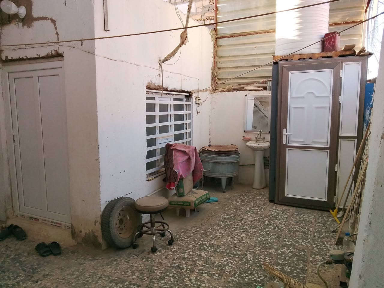 بيت...100متر للبيع شارع المطار القديم مقابل صيدلية صفا عبدالرضا
يحتوي على غرفتين 5/3...وصاله 4/3 واستقبال 4/3 ومطبخ 3/3,75 ..وصحيات داخليه وخارجيه...والبناء بلوك والسقف اعكاده ...


**إذا كنت صاحب هذا الإعلان وتريد حذفه لأي سبب، رجاءا أرسل رسالة إلى الدعم الفني**