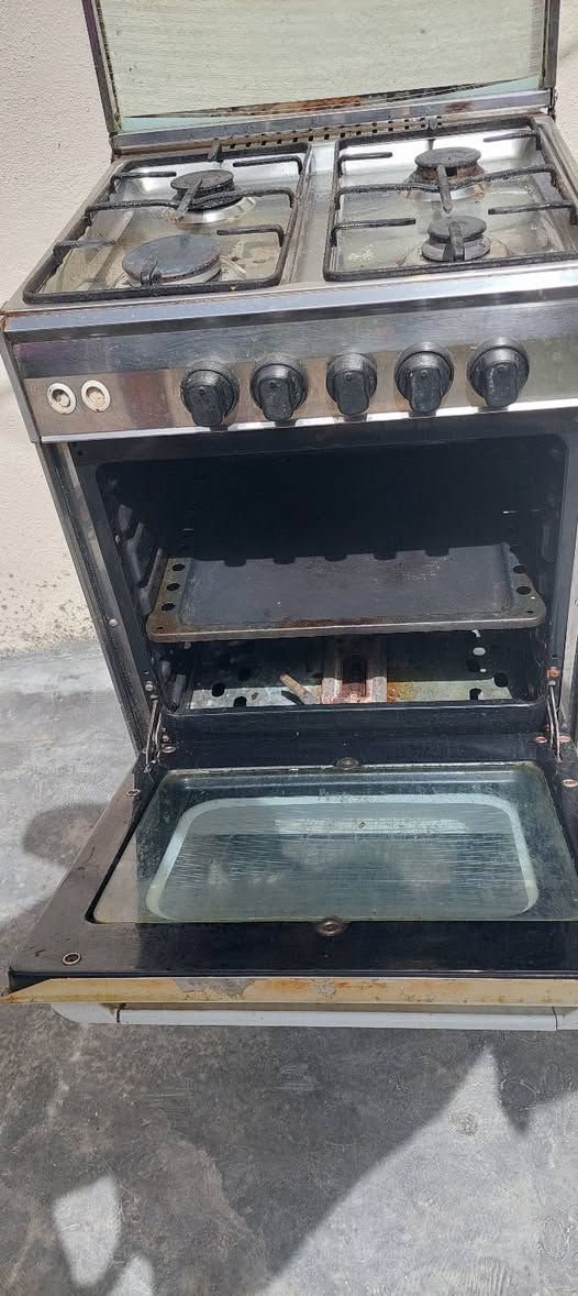 للبيع بوفيه طول 2ونص وطباخ كبير وطباخ صغير مكاني الخالص كلشي وسعره ***********

