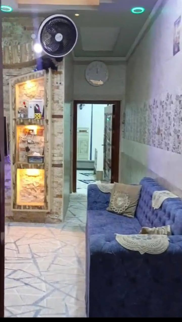 السلام عليكم ورحمه الله وبركاته 
لدينا بيت 100 متر طابقين الطابق الاول استقبال وصاله ومطبخ بارد وحار وغرفه وحمامات داخليه وخارجه وطابق الثاني غرفه وصاله وحمامات ومخزن سندويج في السطح مع عرصه بصف البيت 100 متر بيت جديد بنيانه وحديث شارع تبليط الموقع الكوفه قرب فلكت الدلال الاستفسار على الرقم ***********
