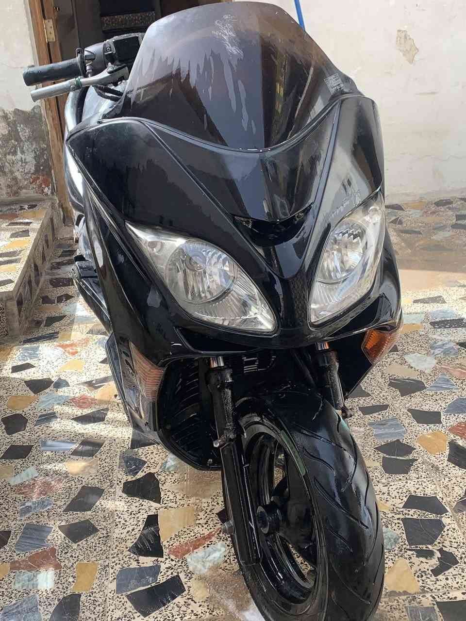 سلام عليكم دراجه فورزه مكينه كارتون
كهربائي كله شغال دراجه مناقصه شي 
وتضافته شوفت عينكم لايت زنون 
دراجه وكف بيه سلف سعره ٣٥ 
ابيع كوم حديد سعره ٦٥٠ *********** أو مراوس
