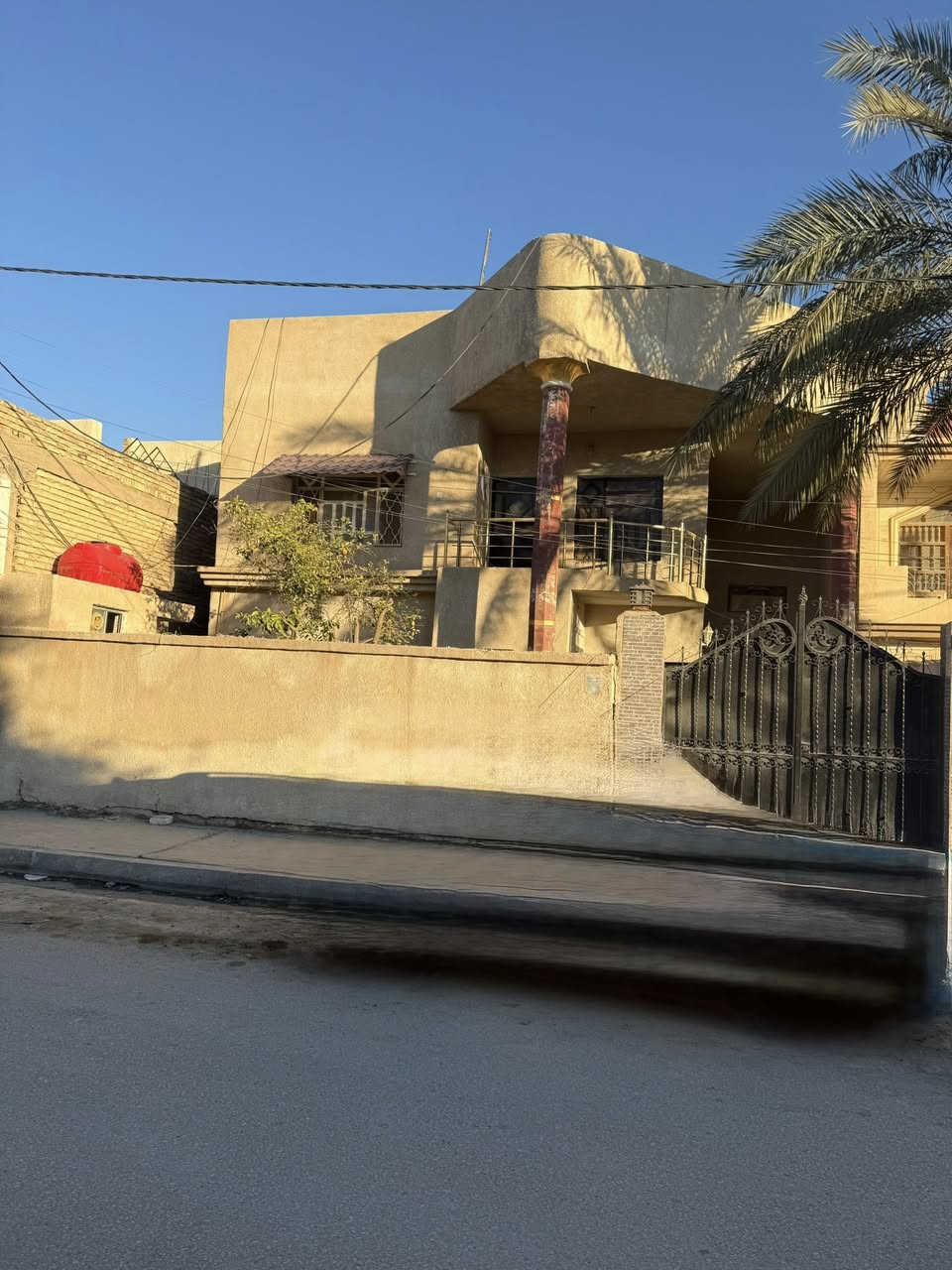 السلام عليكم
يتوفر دار سكني طابو صرف مساحته 252م يحتوي على أربعة غرف نوم وصالة  عدد  اثنان واستقبال ومطبخ وهول وثلاث مجموعات صحيه داخليه وخارجيه موقعه في المسيب / حي المعلمين الأولى شارع شوكر سويت داخل الفرع  بناء كولش حلو السعر المطلوب للبيع 310 مليون دينار قابل للتفاوض للأستفسار الأتصال برقم *********** او مراسلة الصفحة
