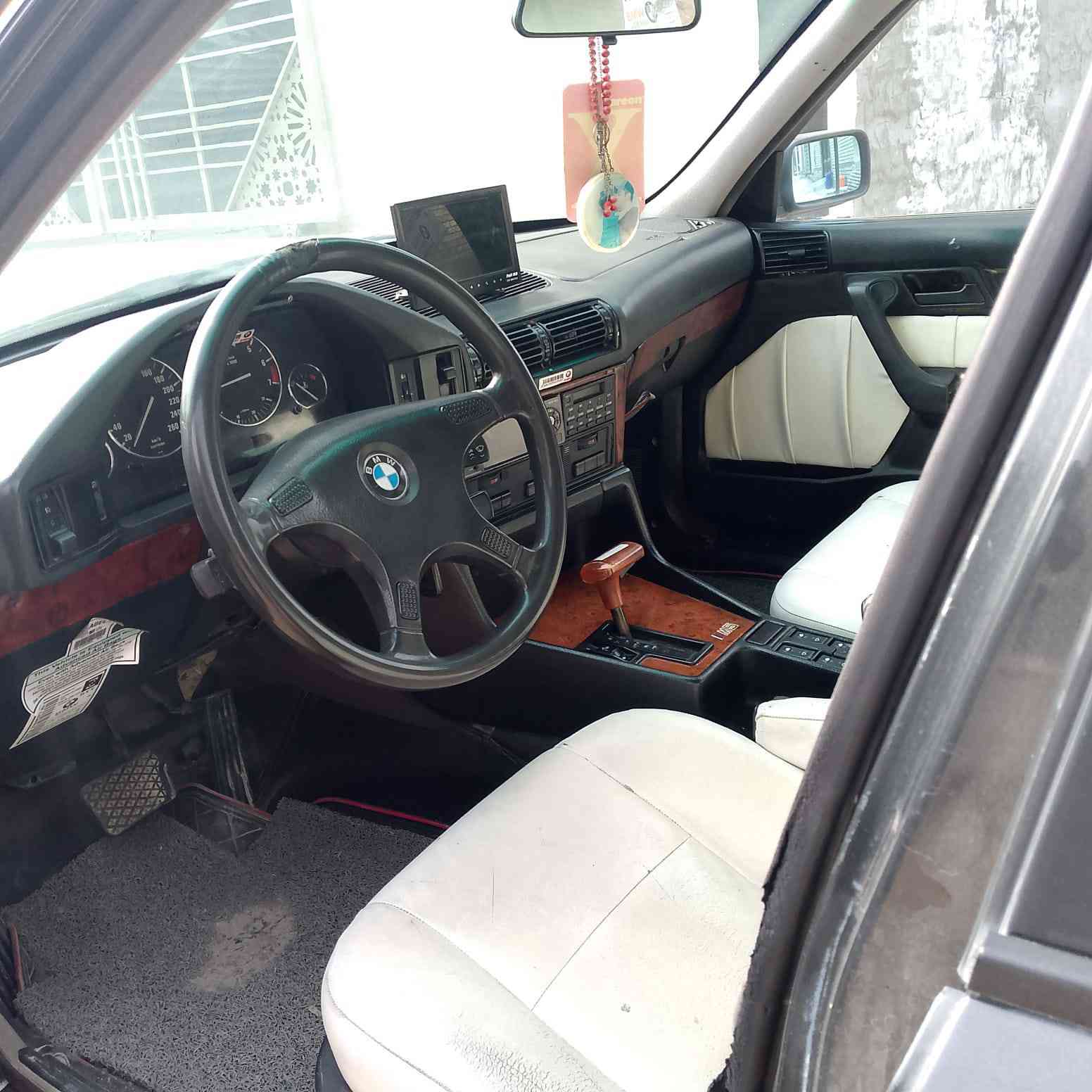 السلام عليكم للبيع بي إم موديل 1990 كير أوتو جام 4 كهرباء فتحه سقف بجم عريض كير ومحرك خير من الله مكان السيارة الفلوجة السعر 55  بيهاا مجال رقم موبايل *********** بي واتساب
