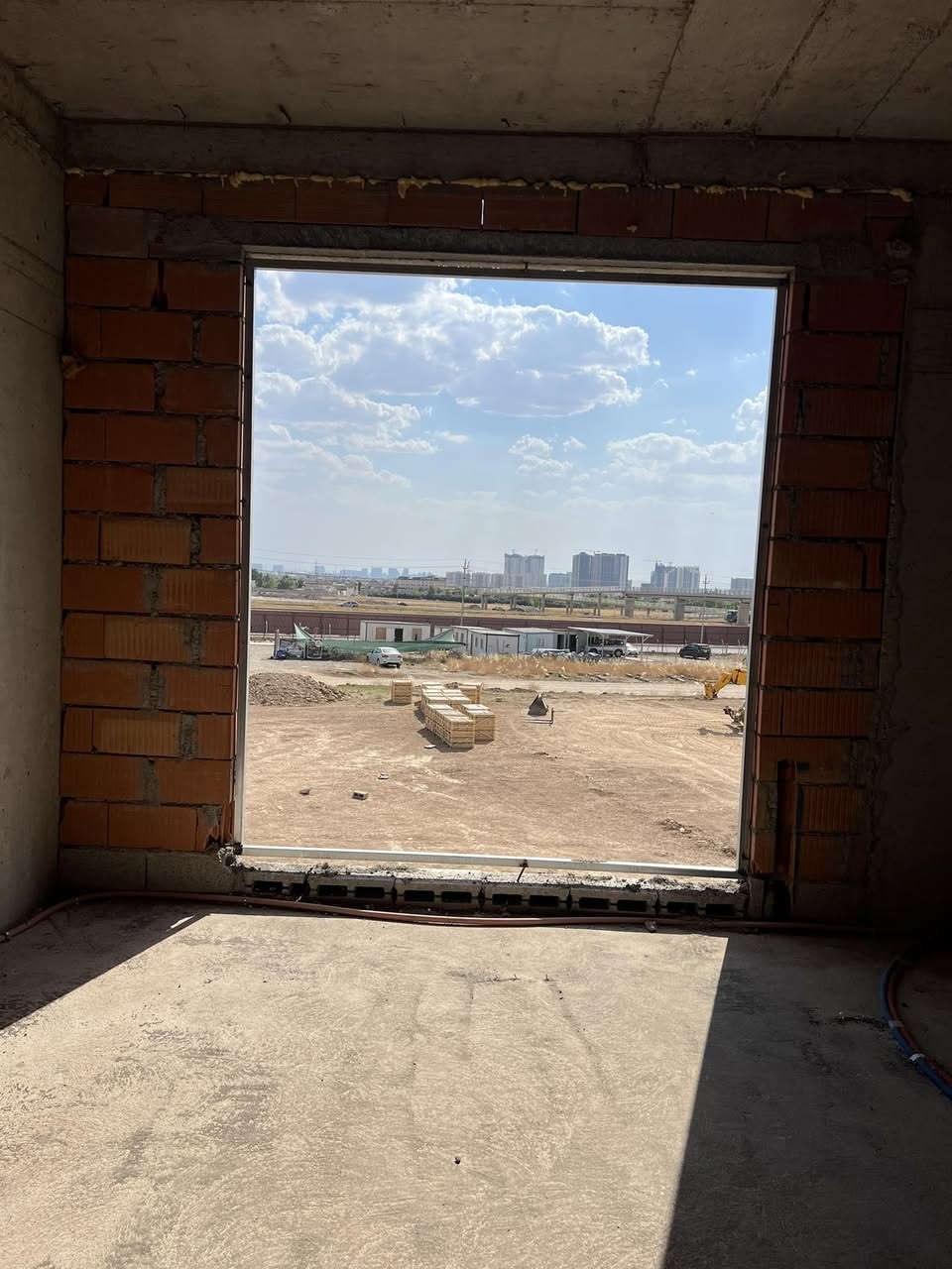 كوردی / عربی

Oakland Villas - ڤێڵاكانی ئۆكلاند

🏡 یەكێك لە پرۆژە هەرە ناوازەکانی شاری هەولێر كەلەلایەن كۆمپانیاكانی میڵۆرین، العاسوق وە گارە جێبەجێ دەكرێت.

📍شوێنی پرۆژەكە دەكەوێتە سەر شەقامی 150 متری تەنیشت پاركی زانستی.

🏡 459 ڤێلای مۆدێرن بە رووبەری جیاواز 200م – 250م – 320م – 600م

🗓️-شێوازی پارەدان پێنج دەفعەی %20یە وە لە ماوەی
 دوو ساڵدا هەموو پارەكە دەدرێت.

تایبەتمەندیەكانی پڕۆژەی ڤێلاكانی ئۆكلاند:
🔺سیستەمی غازی مەرکەزی بۆ تەواوی ڤێلاکان
🔺سیستەمی شۆفاژ (گەرمکەرەوەی ناوەکی)
🔺سیستمی وزەی خۆر - Solar System

بۆ زانیاری زیاتر پەیوەندی بکە:
0750 375 1274 ☎️
--------------------------------------
Oakland Villas - فلل أوكلاند 

🏡 أحد أرقى المشاريع السكنية في مدينة اربيل، يتم تنفيذه من قبل شركات ميلورين، العاسوق، وكارة.

📍يقع المشروع على شارع 150 متر بجانب الحديقة العلمية.

🏡 يضم 459 فيلا عصرية بمساحات مختلفة: 200م – 250م – 320م – 600م.

🗓️ نظام الدفع: 5 دفعات، كل دفعة بنسبة 20%، ويتم تسديد كامل المبلغ خلال سنتين.

مميزات مشروع فلل أوكلاند:
🔺 نظام غاز مركزي لجميع الفلل
🔺 نظام تدفئة مركزية (شوفاج)
🔺 نظام الطاقة الشمسية - Solar System

للمزيد من المعلومات يرجى التواصل:
☎️  0750 375 1274
