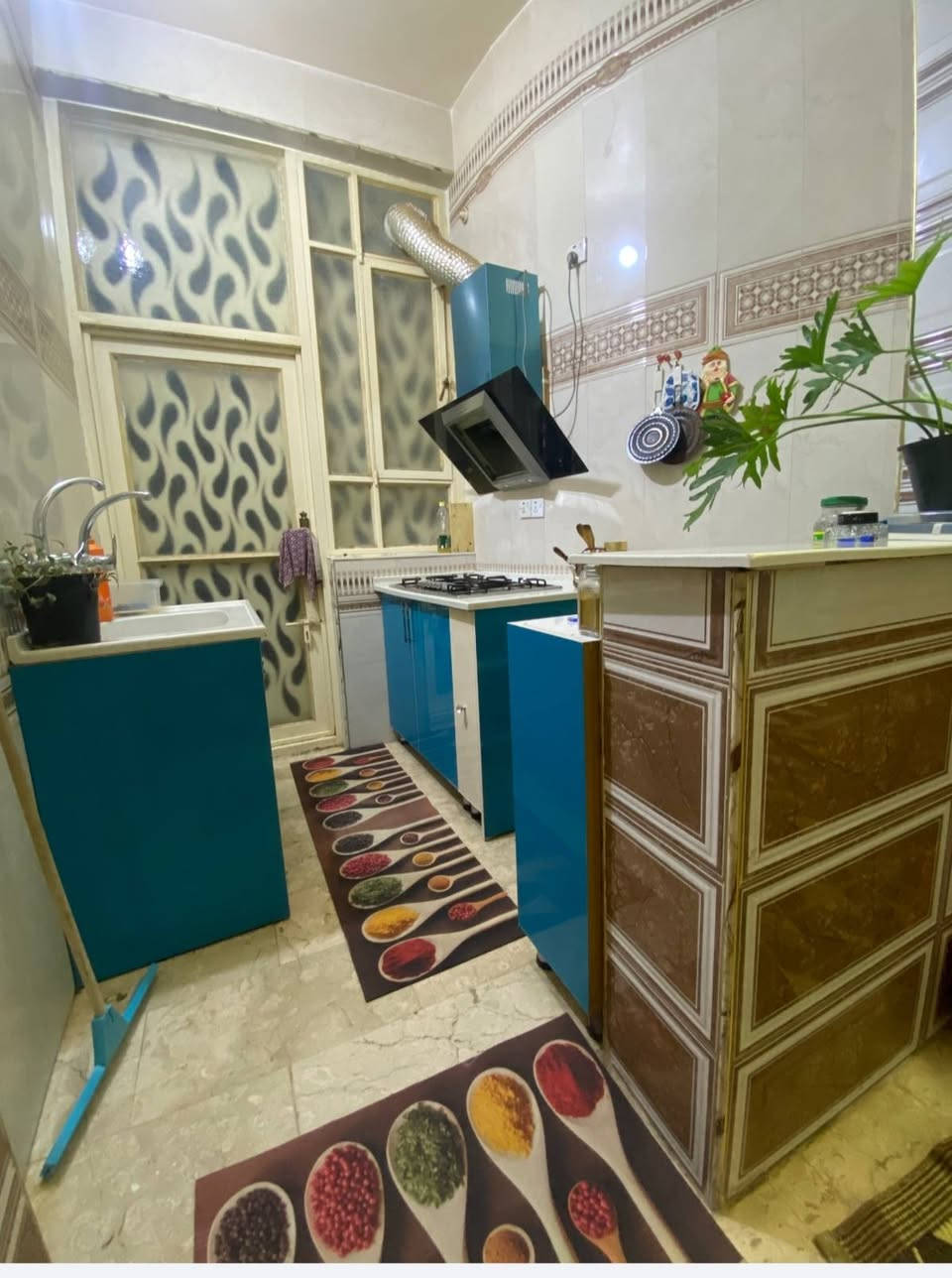 بيت للبيع حي الإطارات موقع مميز جدا على ساحة مقابل مدرسة الشيخ الكليني يبعد 80 م عن شارع الامام علي ابن موسى الرضا ال4 سايدات 
المساحة 200 م  واجهة 10 ونزال 20
طابق واحد سنة البناء 2020 بناء حديث أرضية مرمر
يتكون من مطبخ حار وبارد  (مع الكاونتر تركي hd)
استقبال مع مجمع صحيات
صالة مع مجمع صحيات
2 غرف نوم
2 منور 
 للاستفسار ***********
مباشر مع صاحب العقار
