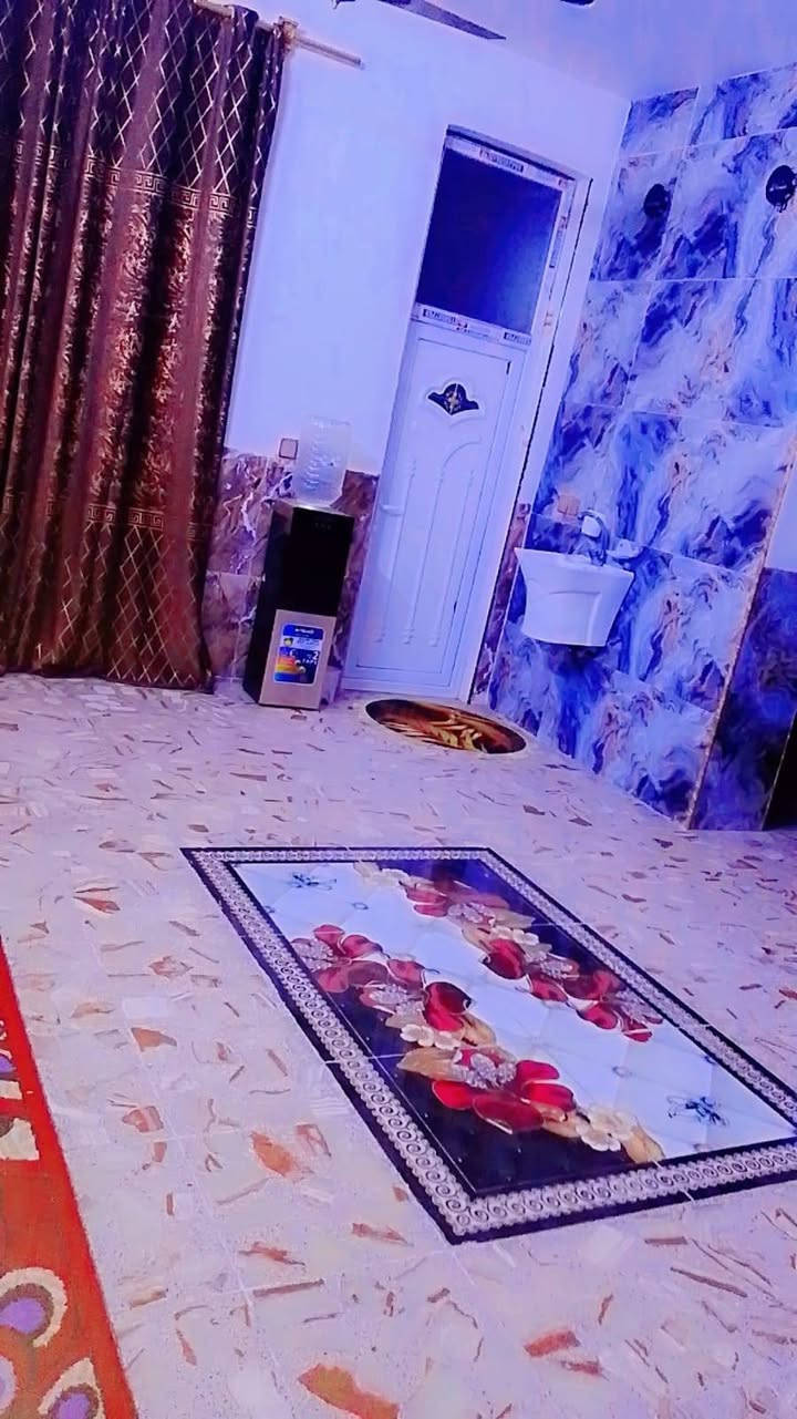 سلام عليكم بيت 160كامل من كلشي جاهز غرفتين وصاله ومطبخ وحمام واستقبال كراج تدخل بي سياره عنوانه السياحي حي الامانين شارع المسبح اومعمل مقداد رقم ***********
