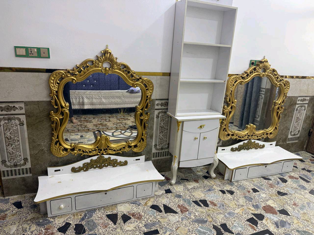 كراسي زوج نضيفات وياهن كرسي واحد الكراسي وياهن ٤ ارجل ذهبيات 