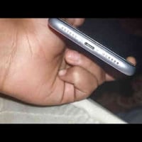 ايفون 11عادي بطاريه 76 الشاشه بيهه ضربه كلش خفيفه عارضه ب 225وبي مجال ...