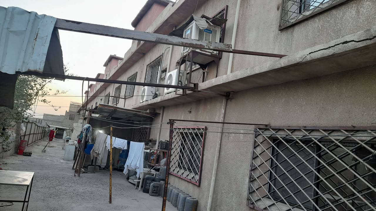 عمارة للبيع تصلح شركة أو معمل أو مخازن أو دور سكن مساحة دونم مساحة البناء ٨٠٠م طابقين عنوان بغداد طريق البسماية مفرق المدائن رقم ***********او*********** خابرني تفاصيل طابو ٢٥بسمي
