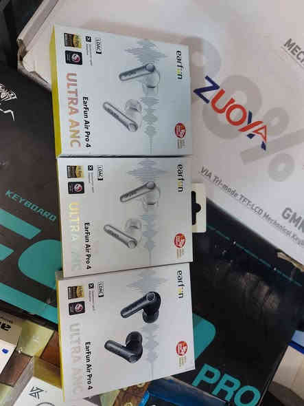 earfun air pro 4
bluetooth 5.4
full gmaing
Ultra an
snapdragoon sound
ئەپی تایبەتی خۆی هەی

نرخ :80,000 هەزار
( 0770 242 7331 whats app_viber)

تایبەتمەندیە سەرەکییەکان:
تیکنەلۆجیای Qualcomm® Adaptive Hybrid ANC: نوێترین جۆری سڕینەوەی دەنگی دەرەوە بە شێوازی ئەکتیڤ.

پشتیوانی لە Snapdragon Sound™ و aptX™ Lossless: بۆ ئەودیووی بەرز و هێندەکەر.

پشتیوانی لە LDAC و Hi-Res Audio + Qualcomm SoC: تاقیکردنەوەی ئەودیو بە کیفیتی HD بەرز.

6 میکروفۆن + cVc™ 8.0 ENC و زانیاری AI: بۆ قسەکردنی شفاف و بێ قەتا.

پشتیوانی لە Auracast™: بۆ هاوبەشی دەنگی نوێ و هاوبەشکردنی بێدەنگ.

ژمارەی کارکردن: ١١ کاتژمێر بە تەنیا + ٤١ کاتژمێر بە کیسەی شارژەوە = ٥٢ کاتژمێر.

پەیوەندی دوو دەرگا: بۆ گواستنەوەی ئاسان لەنێوان دوو ئامێر.

ڕیژەی یاری: خیرای گەیاندنی دەنگەکان بۆ یاری و ڤیدیۆ

دۆزینی گوێدان: خۆکارانە ئەودیو بگرە/وەستێنە و وەڵامی تیلیفۆن بدە.

ناو سندوقەکە دابین دەکات:
گوێزوانەکانی EarFun Air Pro 4

کیسەی شارژ

کێیبڵی USB-C

ڕێبەرنامەی بەکارهێنەر

گوێزوانە بە قەبارە (XS / S / M / L / XL)

۳عدد بەردەستە  بۆ داواکردن نامەبنێرن
***********
whats app_viber السليمانية

