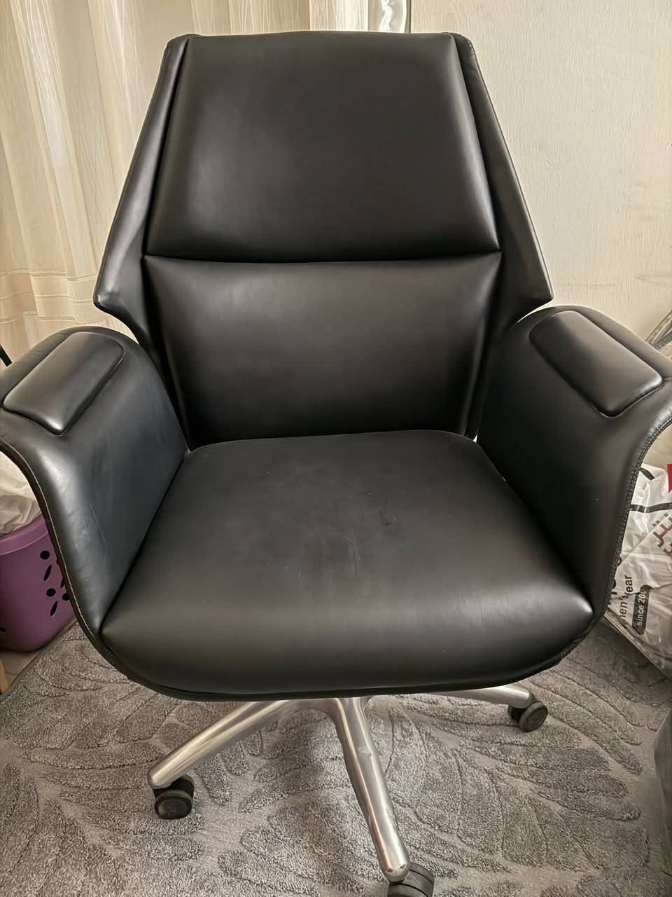 السلام عليكم كرسي دوار  آخو الجديد مكاني الكراده *********** السعر ب100 الف
