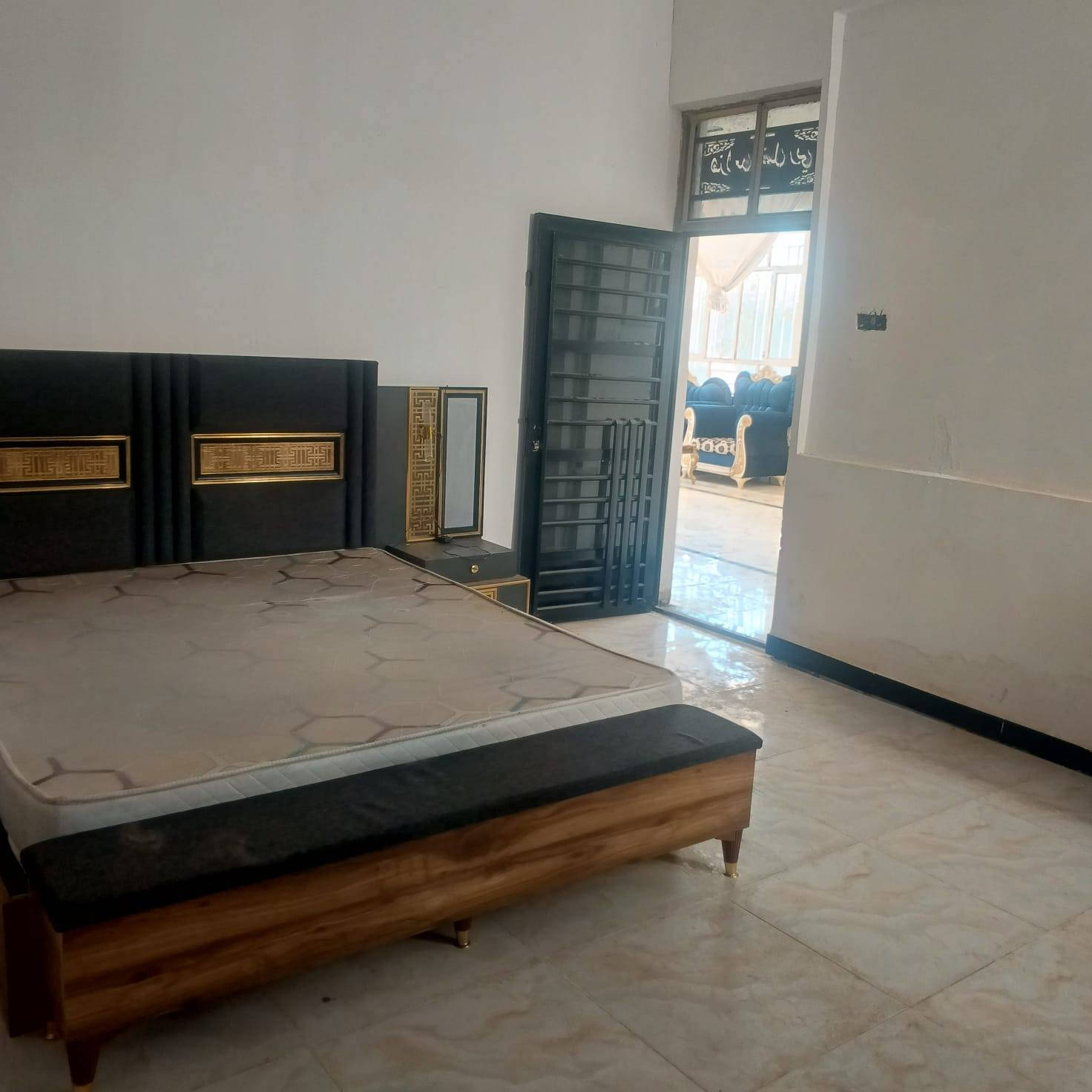 @مزرعه مساحه 1500متر ملك صرف تحويل في الطابو  وجه المزرعه 60 متر والنزال 25 متر  فيها بناء  بيت 200 متر بناء 2025  يحتوي علئ 3غرف ومطبخ  وصاله 50 متر و4 صحيات داخليه وخارجيه واجه البيت مرمر خالص اضافه الئ شاليه للضيوف وبحيرة اسماك  و3حدائق ايضا مسيجه  بلوك وملبوخ  جميع الجوانب العنوان بغداد جانب الرصافه شرق القناة طريق السياحي منطقة كاسر بوص تبعد عن فلكة حي النصر 10 دقائق السعر النهائي 250 مليون  من الاخير للااستفسار  رقم الموبايل ***********    والتوفيق للجميع تحياتنا
