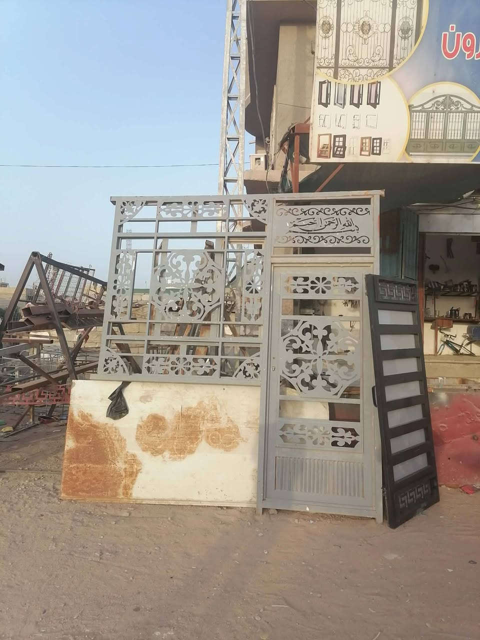 باب وشباك طبك الباب  . وشباك مترين في مترين  للبيع الاستفسار. ***********
