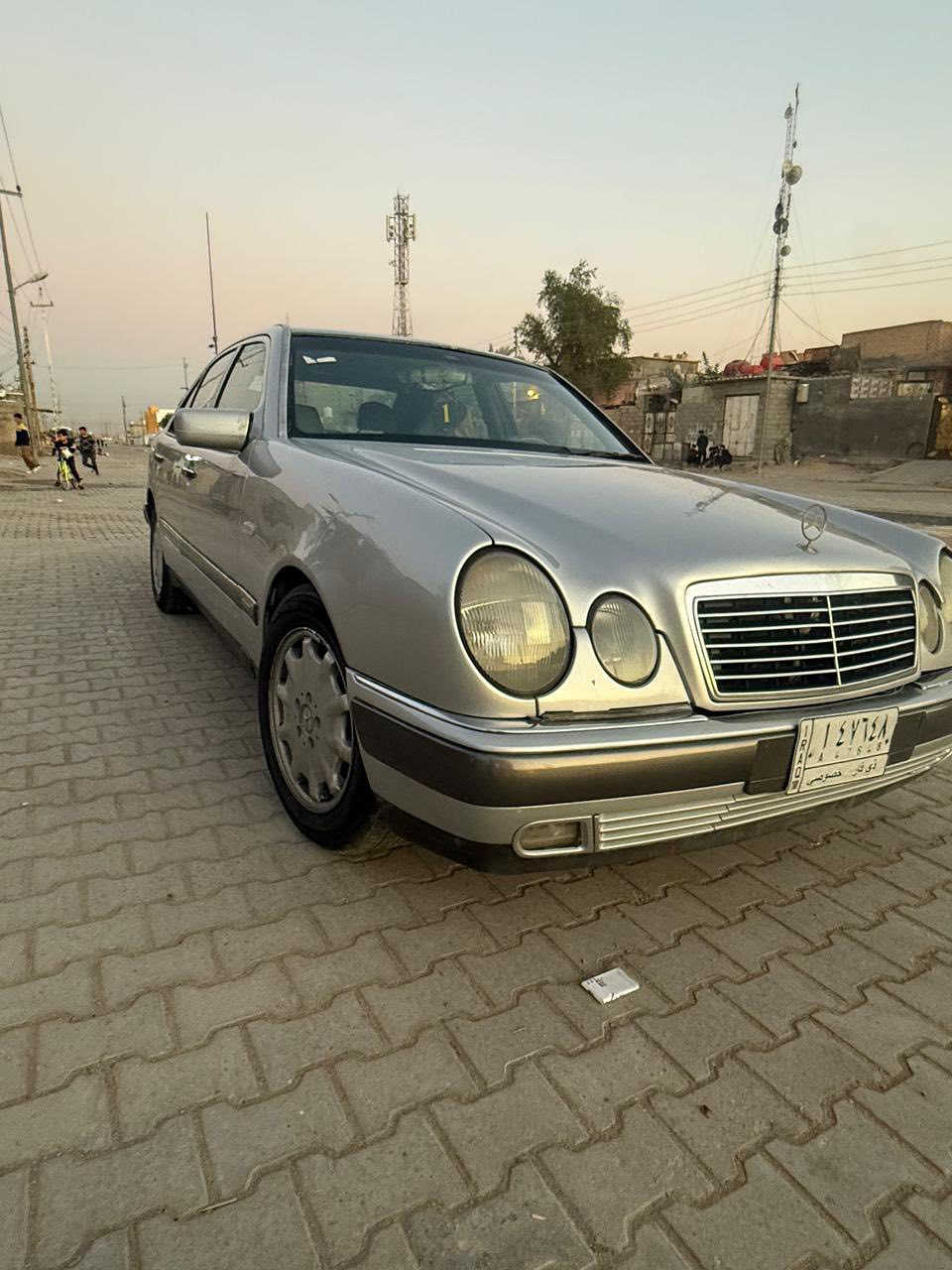 سلام عليكم مرسيدس ام عيون  سياره  صبغ عام  السياره نضيفه محرك جديد  كلشي شغال بيهه تبريد بس غاز للعلم ماكو ليك بس من بدلنه المحرك طار الغاز  رقم ذيقار السياره كلش حلوه السعر 80$ورقه وبيهه مجال  هذا رقمي ***********
