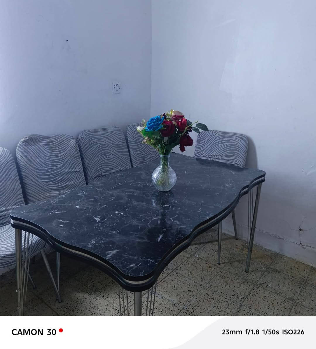 للبيع ميز طعام حجم كبير عدد كراسي 6 كما موضح في الصور استخدم مدة قليل السعر 175 وبيه مجال للاستفسار اتصال على رقم التالي ***********

