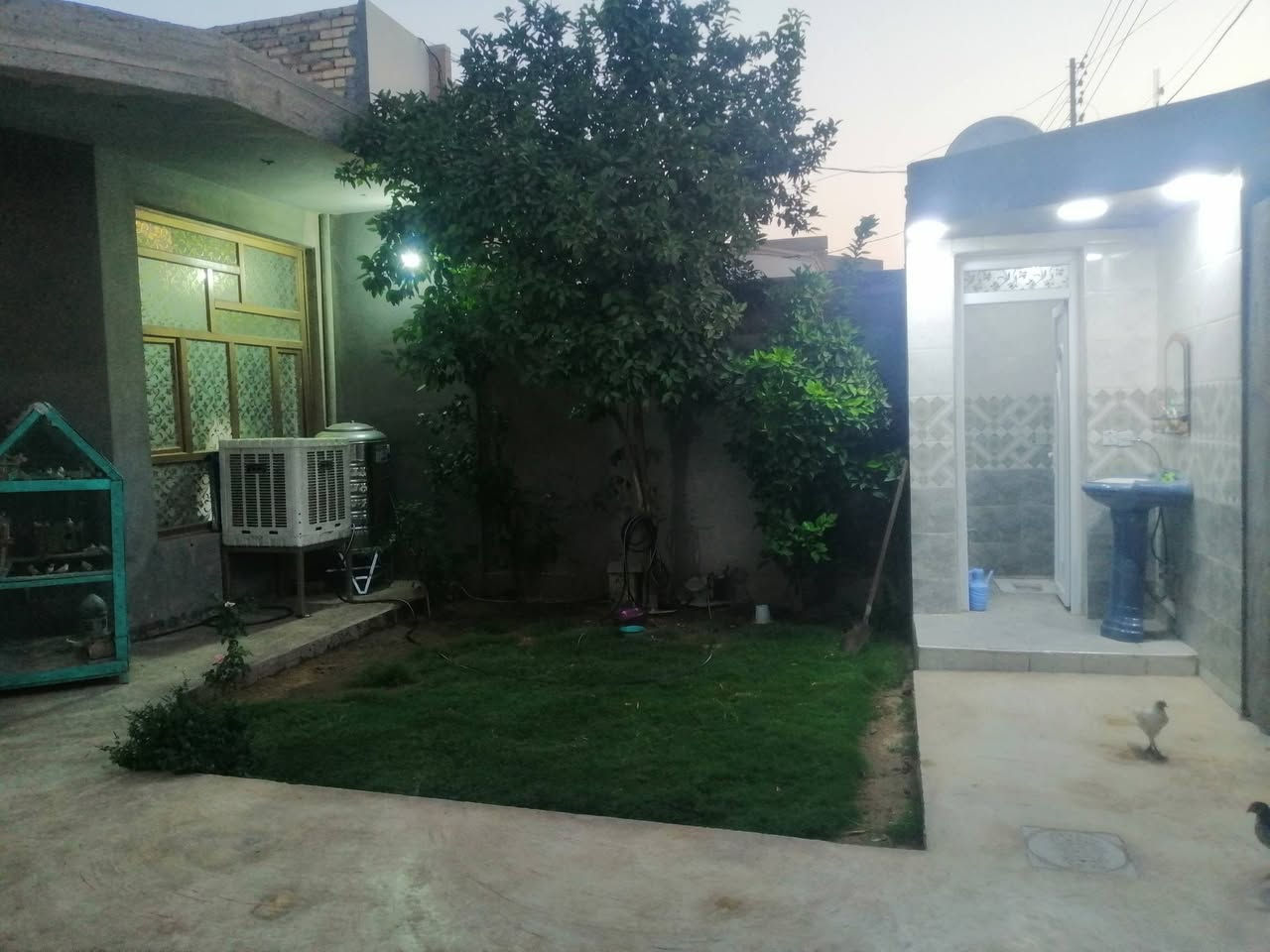 بيت للبيع في الفلوجه حي الظباط الثالث قرب مركز التحدي شارع 20 بناء حديث درجه اولى طابوق يحتوي على ٢غرف نوم وصاله ومطبخ و ستقبال وحمامات وصحيات داخليه وخارجيه المساحه ٢٥٠ والسعر ١٥٧ مليون وبي مجال بسيط للاستفسار مراجعة مكتب القمه للعقار او الاتصال على الأرقام التاليه *********** ***********
