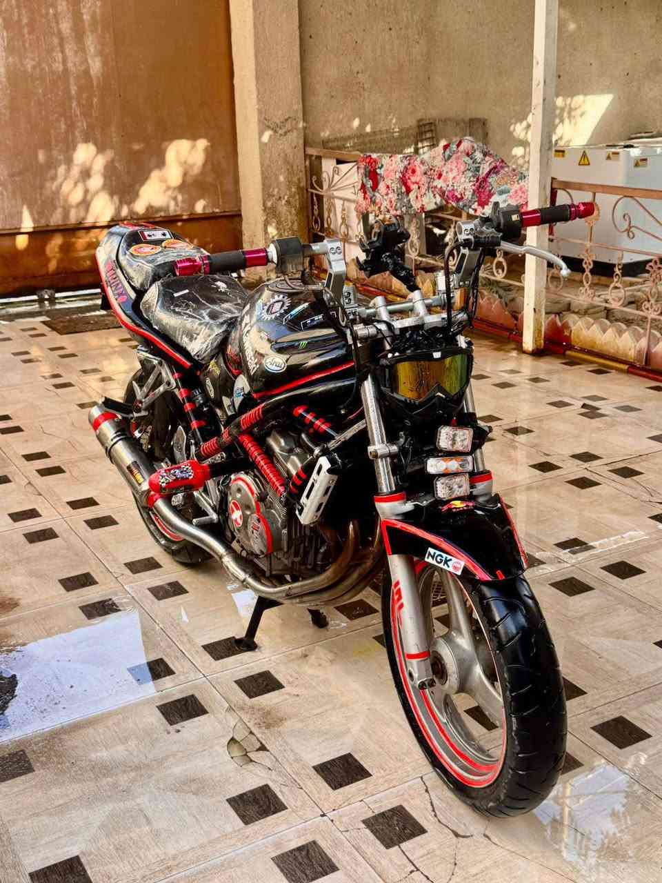 العنوان البصرة المطيحة 
التواصل ***********
بطح للبيع باندة ساسوكي ربع مكفولة من كلشي محركها جديد كفالة داخلة كمرك  ر اعيهة موجود مسويلي مكاتبة أوراقها ضايعات دراجة رياضية مزودة تاكل التبليط
