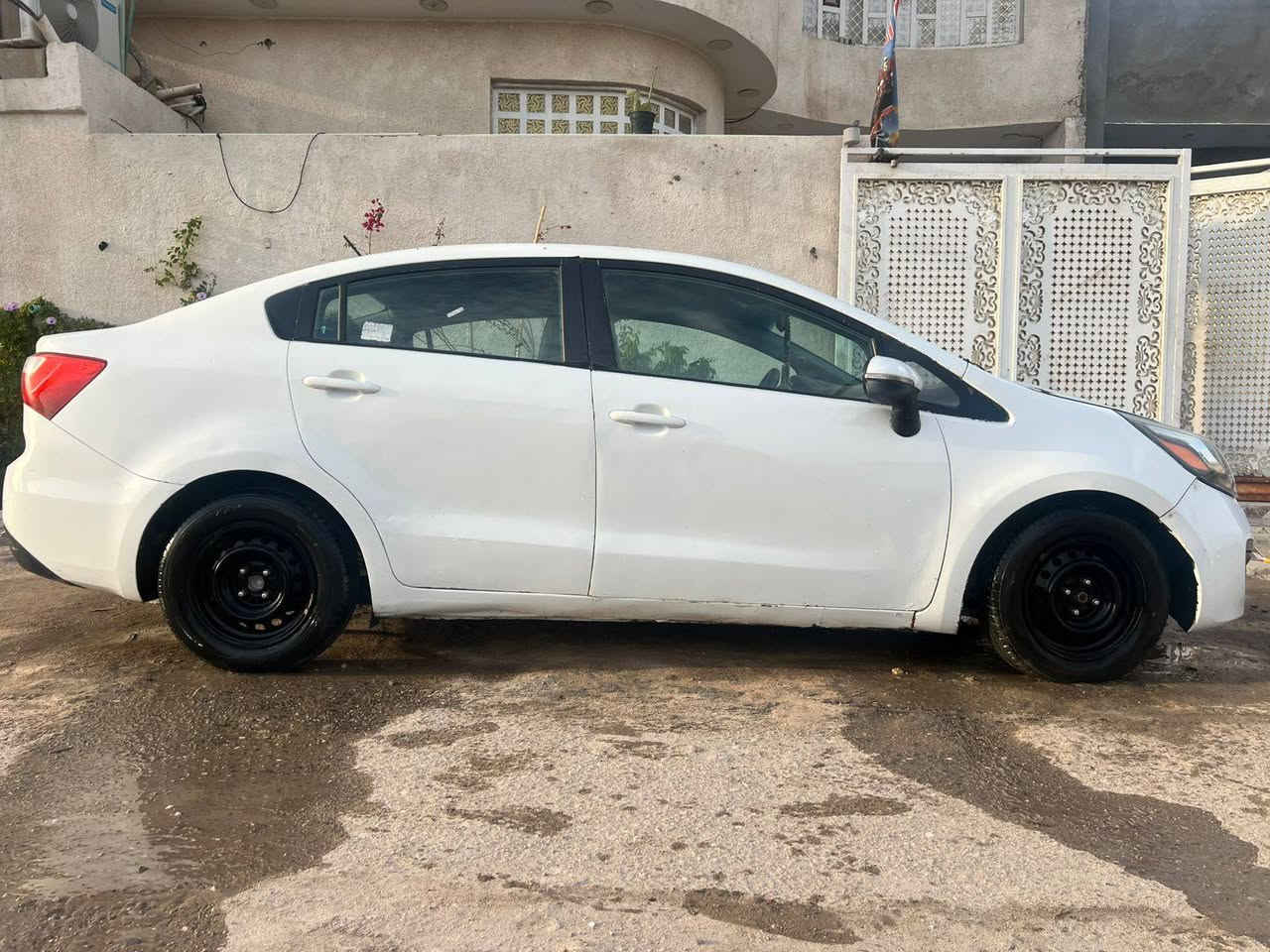 السلام عليكم للبيع كيه ريو 2012 خليجي المحرك 1600 دوش قطرتين 
السياره مكينه كير حداديه تخم تاير تدفئه وتبريد جاهزه رقم بصره سنويه ٢٠٣٠ رقم جديد انكليزي بسمي تحويل ثاني يوم موضح بالسونار موجود بالصور
السعر 75 وبيها مجال 
رقم الهاتف ***********
