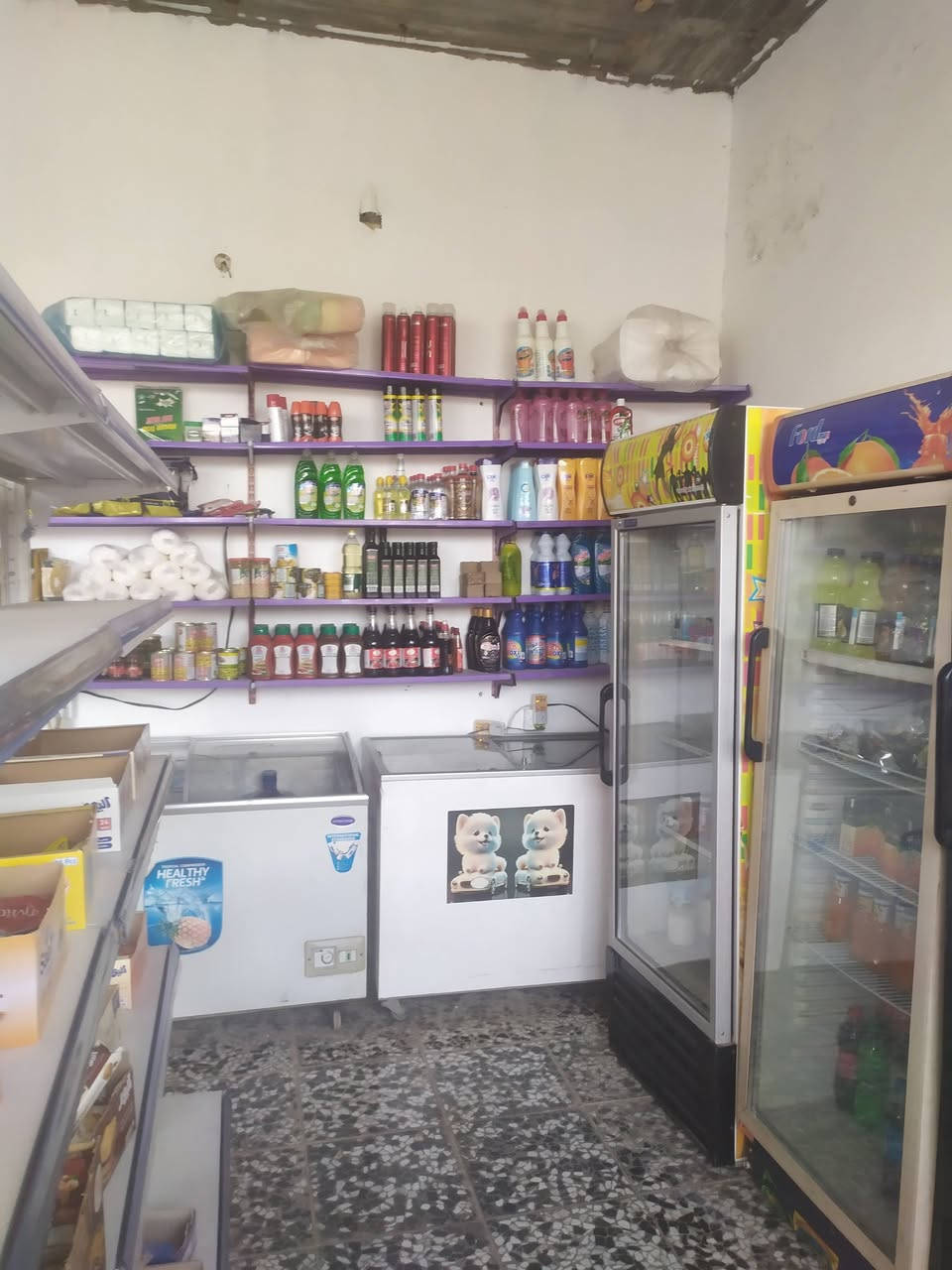 السلام عليكم عندي اسواق للبيع في مجمع الاميرات الأولى اسواق شمس الاميرات  السعر خمسه أونص اوبيه مجال ت ***********
